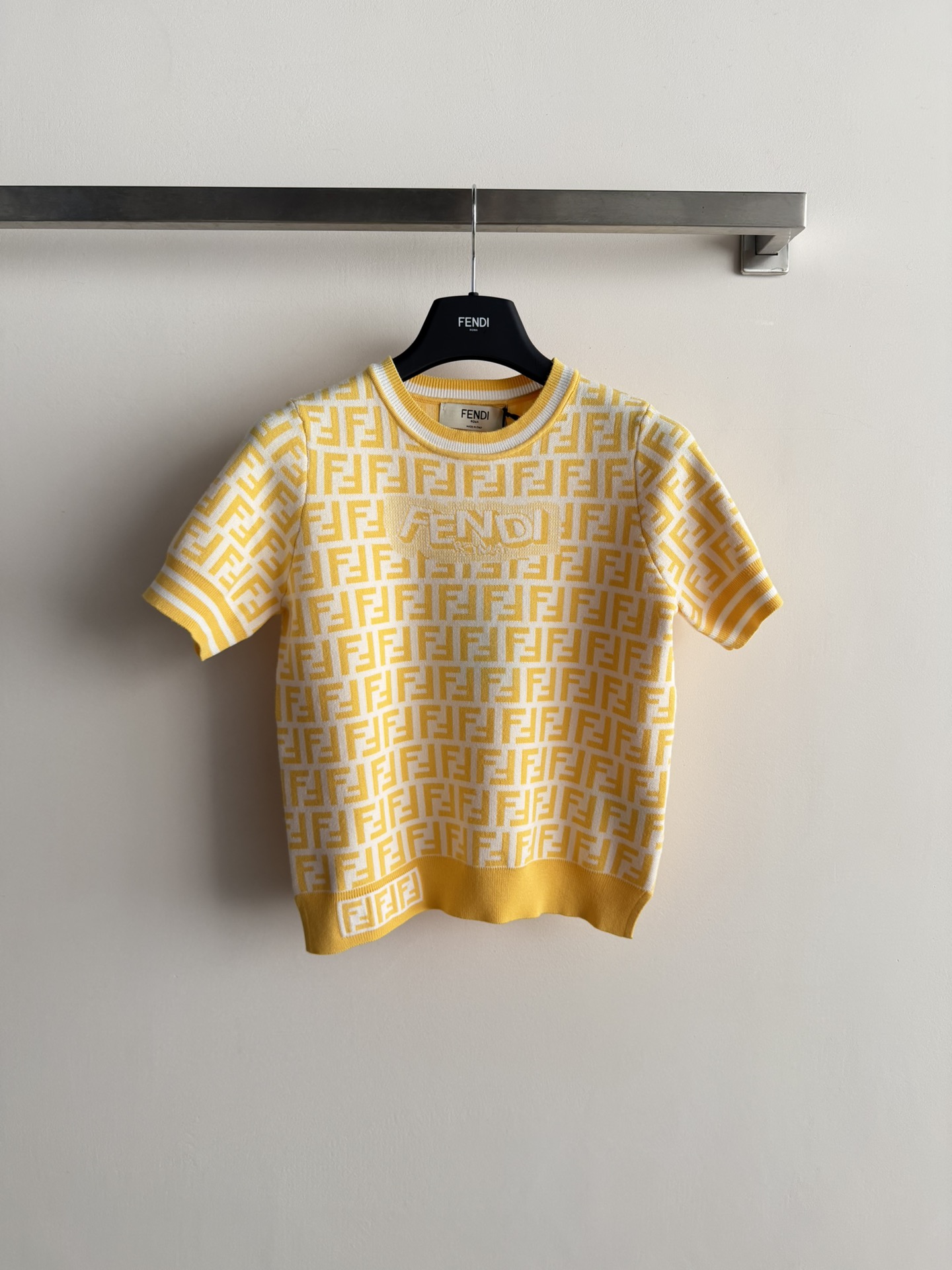 NO:731949,FEND*26SS new pullover short-sleeved sweater is decorated with LOGO letter printing. The round neck is simple and versatile, the texture is soft and comfortable, the fabric is full and delicate, and the upper body shows a gentle temperament. The regular version is comfortable and unrestricted on the upper body, and can be worn for daily commuting!  3 colors SML,,fendi,T-shirt,19860909FEND*26SS新款套头短袖针织衫 布满LOGO字母印花装饰 圆领简洁百搭,质感柔软舒适,织面饱满细腻上身显温柔气质 常规版型上身自在无束缚,日常通勤都可穿！3色SML,,fendi,T-shirt,,Women's clothing