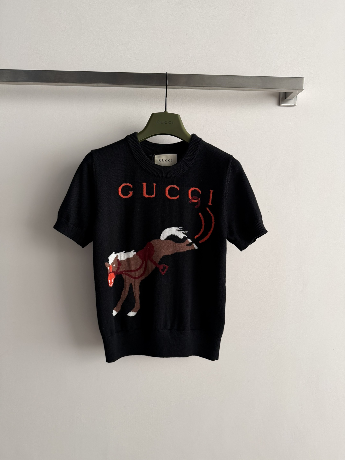 NO:731953,GUCC*26SS new Year of the Horse limited series knitted sweater with ribbed collar and cuffs that are not easily deformed. The pony contrasting color pattern design is full of wool. The texture is soft, comfortable and warm. The close-fitting version can be matched with the upper body easily. SML-,,gucci,19860909GUCC*26SS新款马年限定系列针织衫罗纹领口袖口不易变形,小马撞色图案设计感拉满羊毛质地柔软舒适保暖,贴身版型上身随意搭配 轻松拿新年氛围感SML-,,gucci,,Women's clothing