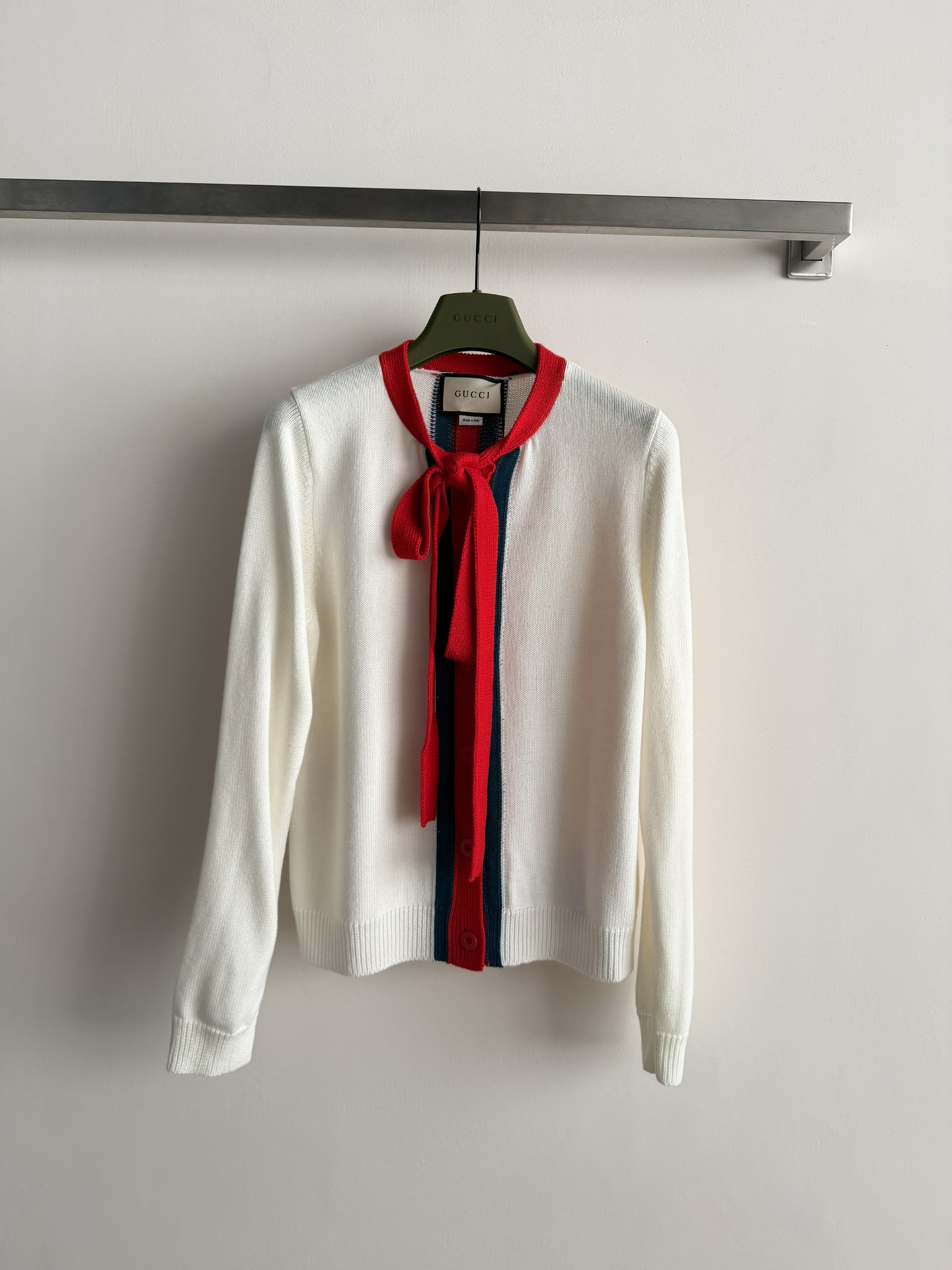 NO:731957,GUCC*26 new knitted ribbon wool sweater, soft and delicate fabric, super comfortable and warm to wear, knitted ribbon design, elegant temperament, suitable for commuting and leisure, spring must-have SML,, gucci,19860909GUCC*26新款针织飘带羊毛衫,柔软细腻面料,穿着超舒适又保暖,针织飘带设计,优雅气质,通勤休闲都很合适,春天必备款SML,,gucci,,Women's clothing