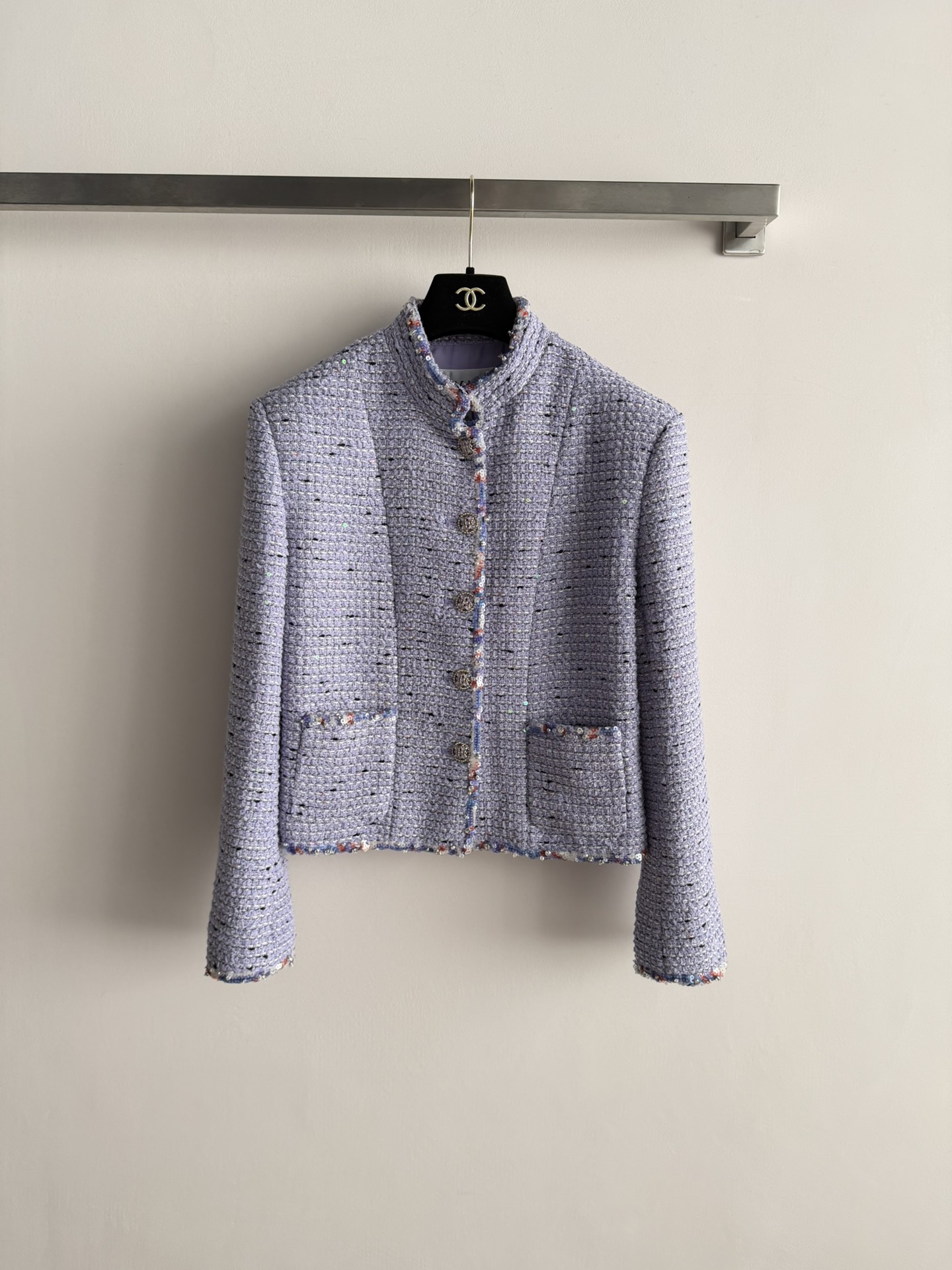 NO:732658,CHANE*26SS new tweed jacket, short and clean cut. The silk lining is smooth and comfortable. The classic tweed material is woven into the looming sequins. The super absorbent stand-up collar design highlights the elegance. The single-row metal buckle edge is decorated with colorful sequins for luxury and nobility. It can be easily worn in daily or formal occasions. SML-,,chanel,jackets & coats,real silk,19860909CHANE*26SS新款粗话呢外套小短款剪裁干净利落 真丝里衬顺滑舒适经典粗花呢材质织入若隐若现的亮片超吸晴立领设计更凸显优雅气质 单排金属扣边缘彩色亮片装饰奢华贵气 ,日常或正式场合都能轻松驾驭SML-,,chanel,jackets & coats,real silk,,Women's clothing