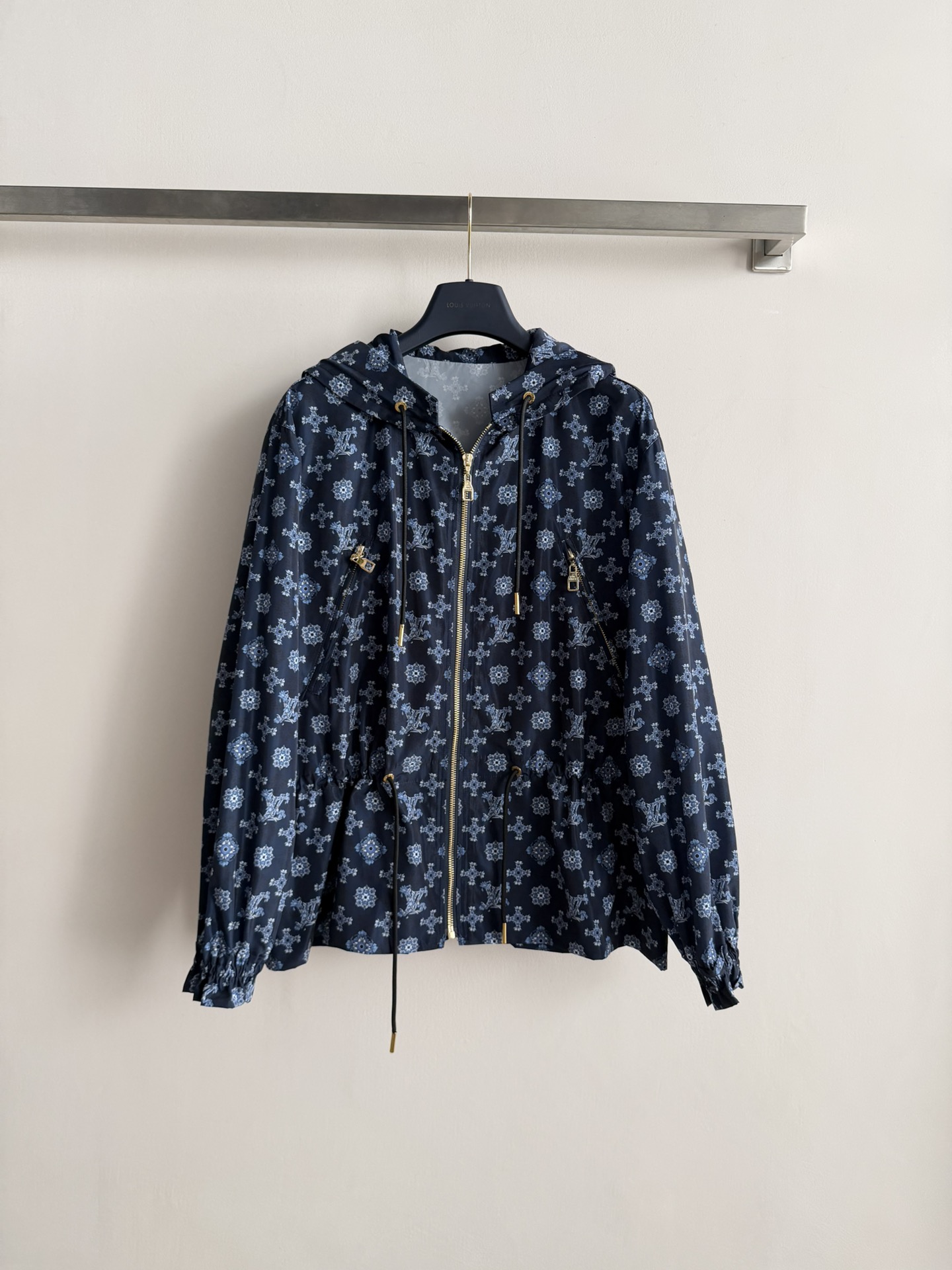 NO:732642,Louis Vuitto*26SS new drawstring hooded jacket is printed with floral letters on a dark blue background. It is highly recognizable and made of light and thin nylon material, which is comfortable on the upper body. Drawstring hood + metal zipper, practical and fashionable!  The drawstring at the waist is adjustable and the fit is perfect for daily wear. It looks great with jeans or a series of casual pants. SML-, Louis Vuitton, jeans, jackets & coats, hats,19860909Louis Vuitto*26SS新款抽绳连帽外套深蓝底色满印花卉字母,辨识度超高轻薄尼龙材质上身舒适 抽绳连帽+金属拉链,实用又时髦！腰部抽绳可调节版型,日常穿着超合适～搭配牛仔裤或系列休闲裤都很出彩SML-,,louis vuitton,jeans,jackets & coats,hats,,Women's clothing