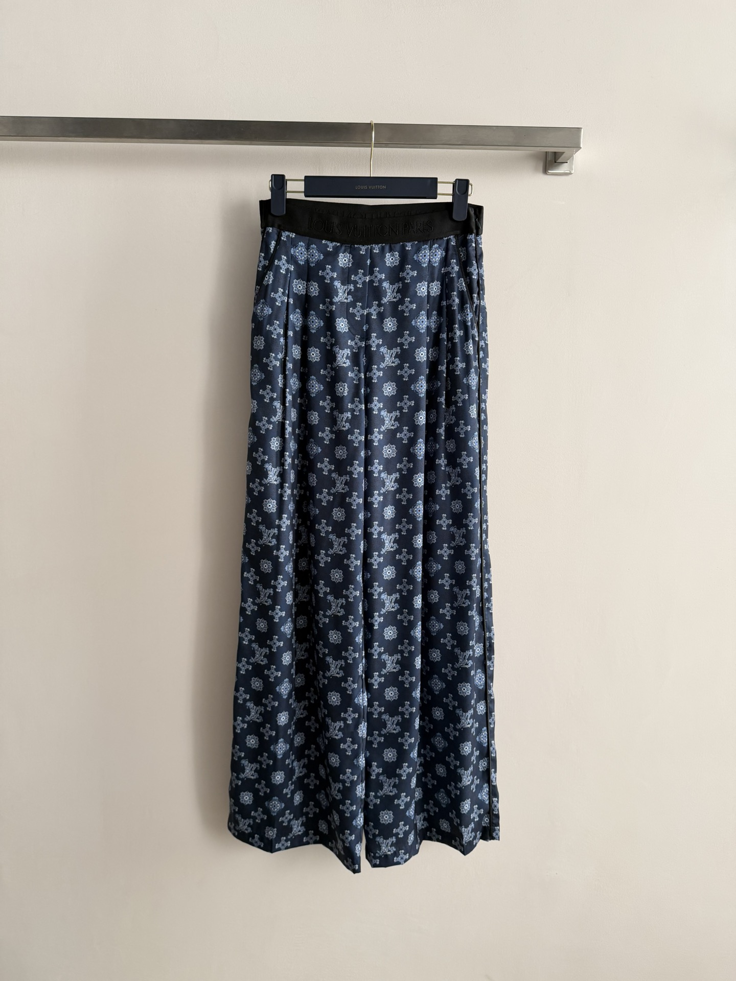 NO:732634,Louis Vuitto*26SS new style casual pants have a dark blue background and are fully printed with floral letters. They are highly recognizable and made of light and thin nylon material, which is comfortable on the upper body. The elastic waist and side zipper design are convenient and practical to wear. The wide-leg version covers the flesh and makes you look slimmer!  Super suitable for daily wear~it looks great with the series of jackets SML-,,louis vuitton,jackets & coats,19860909Louis Vuitto*26SS新款休闲裤深蓝底色满印花卉字母,辨识度超高轻薄尼龙材质上身舒适 松紧腰侧边拉链设计便捷实穿 阔腿版型遮肉显瘦！日常穿着超合适～搭配系列外套都很出彩SML-,,louis vuitton,jackets & coats,,Women's clothing