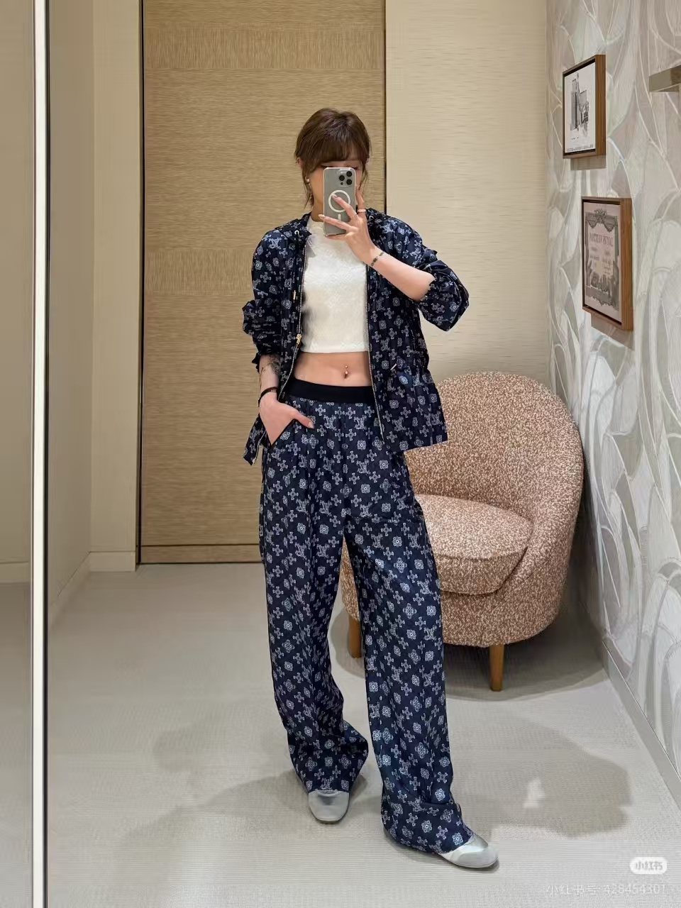 NO:732638,,,19860909,,,Women's clothing