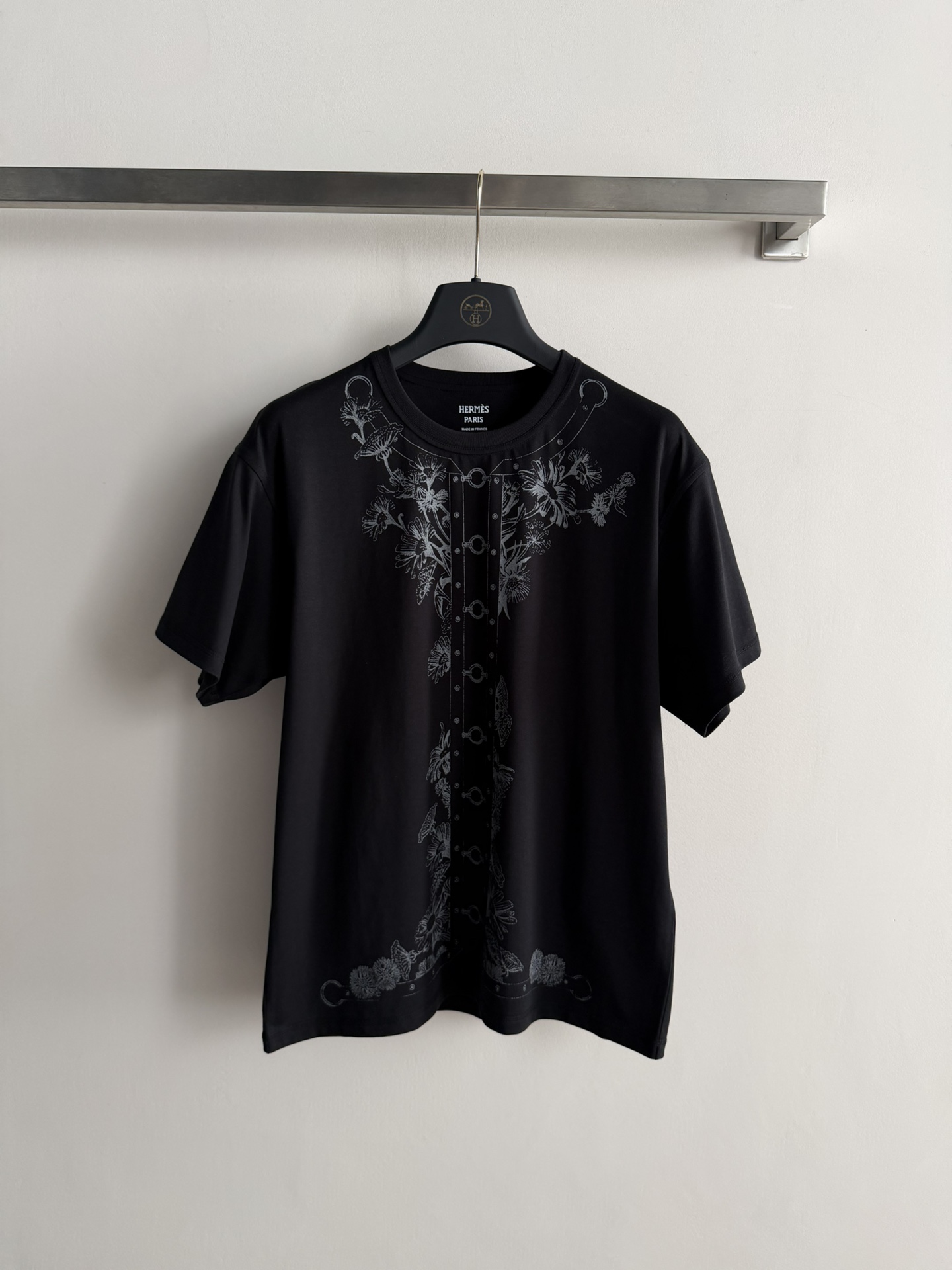 NO:732618,Hermè*2026 spring and summer series short-sleeved printed T, the upper body is low-key and detailed. High-quality cotton material, soft and comfortable, super friendly for daily wear. The loose version can easily create old money style or casual style. The printing is inspired by natural elements, full of art, simple and advanced, and can be easily controlled in all seasons!  SML,,hermes,T-shirt,19860909Hermè*2026春夏系列短袖印花T,上身低调又有细节感.高品质棉料,柔软舒适,日常穿着超友好.宽松版型,轻松打造老钱风or休闲风.印花灵感源自自然元素,艺术感满满,简约又高级,四季都能轻松驾驭！SML,,hermes,T-shirt,,Women's clothing