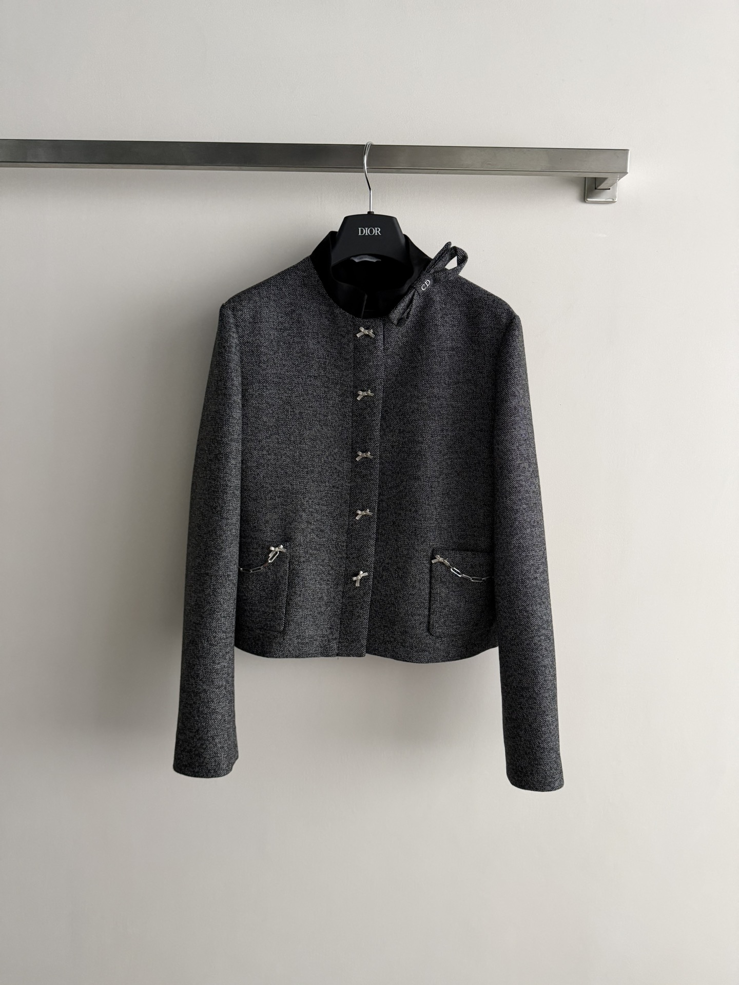 NO:733195,Dio*26 early spring series bow wool short jacket, (sheep wool silk lining) gray wool blend, delicate texture and warm. Short cut + bow buttons, elegant and refined, full of gold style. The bow embellishment on the neckline is full of details, and the metal chain on the edge of the pocket makes it more fashionable!  It can be easily worn for daily commuting or formal occasions. It looks great with skirts or high-waisted pants, and can easily create a high-end look. SML, dior, skirts, jackets & coats, real silk,19860909Dio*26早春系列蝴蝶结羊毛短外套,（绵羊毛真丝里衬）灰色羊毛混纺,质感细腻又保暖.短款剪裁+蝴蝶结纽扣,优雅精致,千金风满满.领口蝴蝶结点缀,细节感十足,口袋边缘金属链条,时髦度UP！日常通勤或正式场合都能轻松驾驭,搭配裙装或高腰裤都很出彩,轻松打造高级感穿搭ＳＭＬ,,dior,skirts,jackets & coats,real silk,,Women's clothing