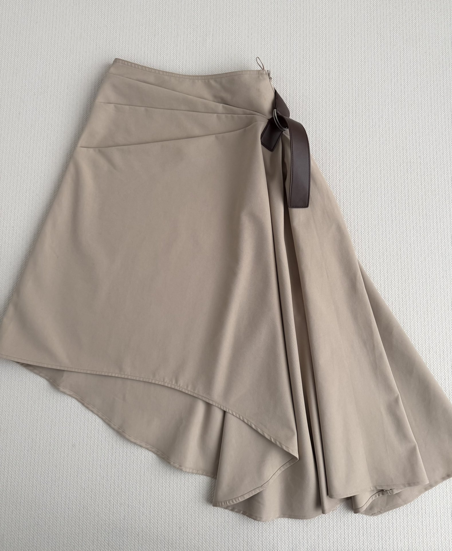 NO:723006,Loew*26ss early spring series khaki asymmetrical pleated skirt, made of crisp cotton fabric, three-dimensional pleated design with super deconstructed aesthetics! Dark brown leather belt embellishment, perfect sense of style, detailed control, irregular hem has a sense of flow when walking, minimalist color matching + neat tailoring, easy to control for commuting and dating, looks great with shirts or sweaters, easy to get minimalist style in early spring! SML, Loewe-clothing, loro  piana,loewe,loewe,skirts,shirts,19860909Loew*26ss早春系列卡其色不对称褶皱半裙,采用挺括棉质面料,立体褶皱设计超有解构美学感!深棕皮革腰带点缀,造型感满分,细节控必入不规则下摆走路自带流动感,极简配色+利落剪裁,通勤,约会都能轻松驾驭,搭配衬衫或针织衫都很出彩,早春极简风轻松get!SML,罗意威-服装,loro piana,loewe,loewe,skirts,shirts,,Women's clothing