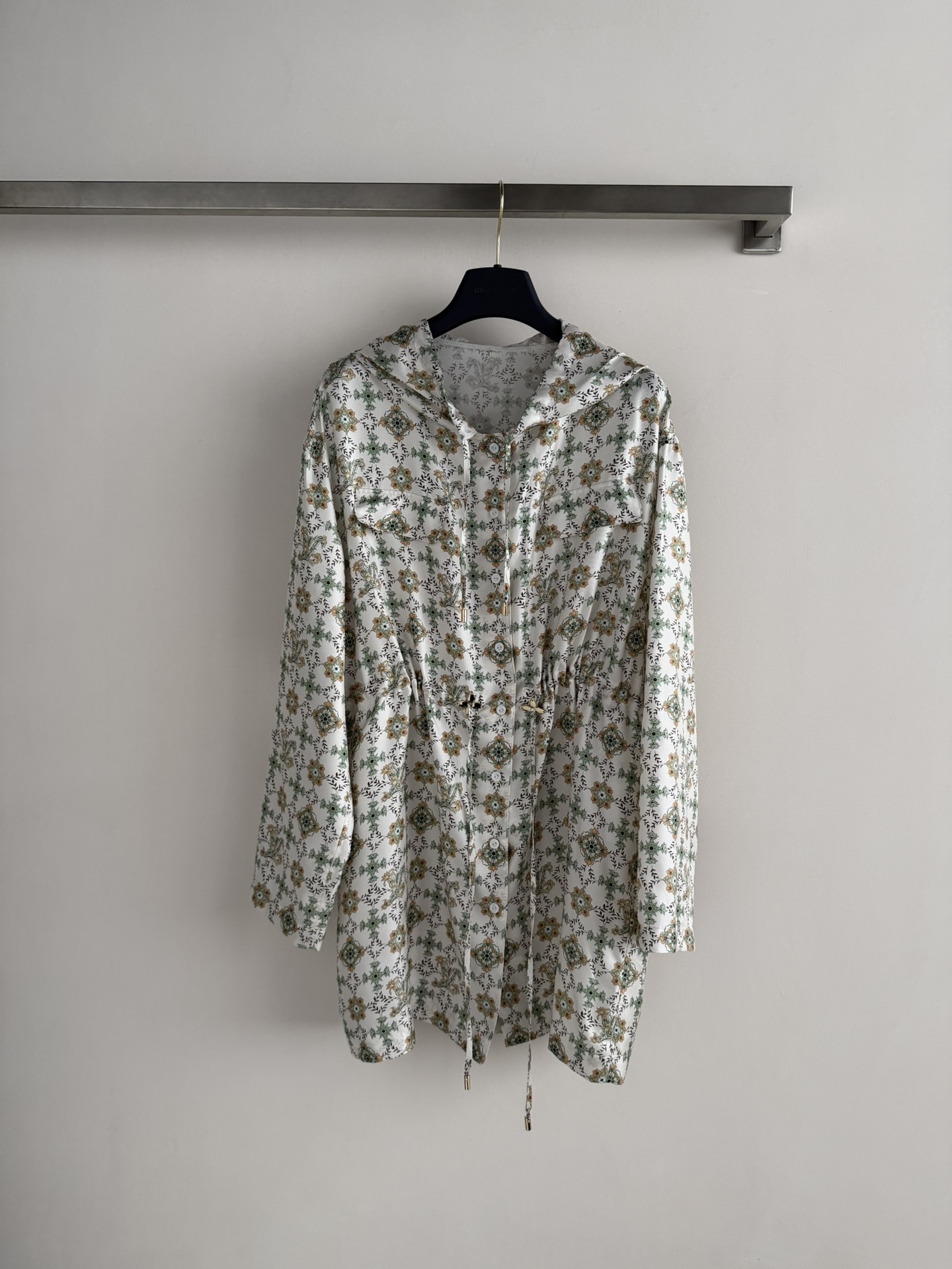 NO:733222,LV26 early spring series printed dress, classic Monogram pattern, high brand recognition! Lightweight fabric, loose A-line version, long-sleeved design, can be easily worn daily or during festivals. The printing combines retro and modern, paired with boots or high heels, it is elegant and fashionable, and can easily create a high-end look SML, Louis Vuitton, boots, high heels, skirts,19860909LV26早春系列印花连衣裙,经典Monogram图案,品牌辨识度超高!轻薄面料,宽松A字版型,长袖设计,日常或节日都能轻松驾驭.印花融合复古与现代,搭配长靴或高跟鞋,优雅又时髦,轻松打造高级感穿搭SML,,louis vuitton,boots,high heels,skirts,,Women's clothing