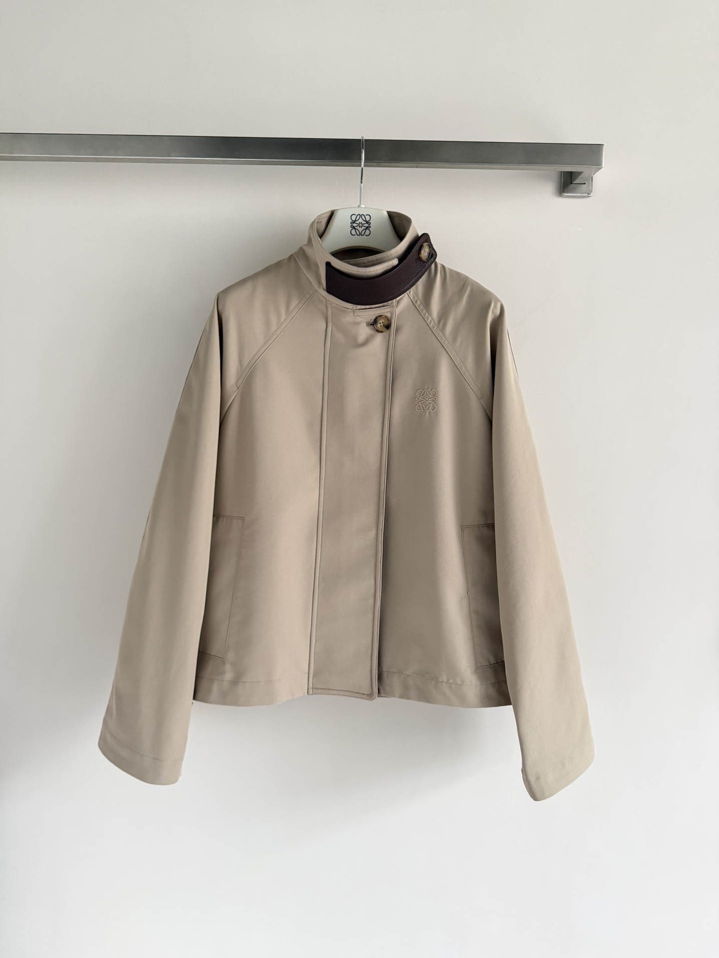 NO:723000,Loew*26 spring and summer windbreaker, light khaki cotton fabric + dark brown leather stand-up collar, simple and detailed. The logo embroidery on the chest is very recognizable, the short cut makes you taller and slimmer, and it is very body-friendly!  The fabric is thick, perfect for spring and autumn, and paired with jeans or boots, you can easily get a high-end look. It can be worn for commuting and leisure, fashionable and practical!  SML, Loewe-clothing,loewe,loewe,boots,jeans,19860909Loew*26春夏风衣,浅卡其色棉质面料+深棕皮革立领,简约又有细节感.胸前徽标刺绣超有辨识度,短款剪裁显高显瘦,对身材超友好！面料厚实,春秋穿刚刚好,搭配牛仔裤或靴子,轻松get高级感穿搭.通勤休闲都能穿,时髦又实用！ＳＭＬ,罗意威-服装,loewe,loewe,boots,jeans,,Women's clothing