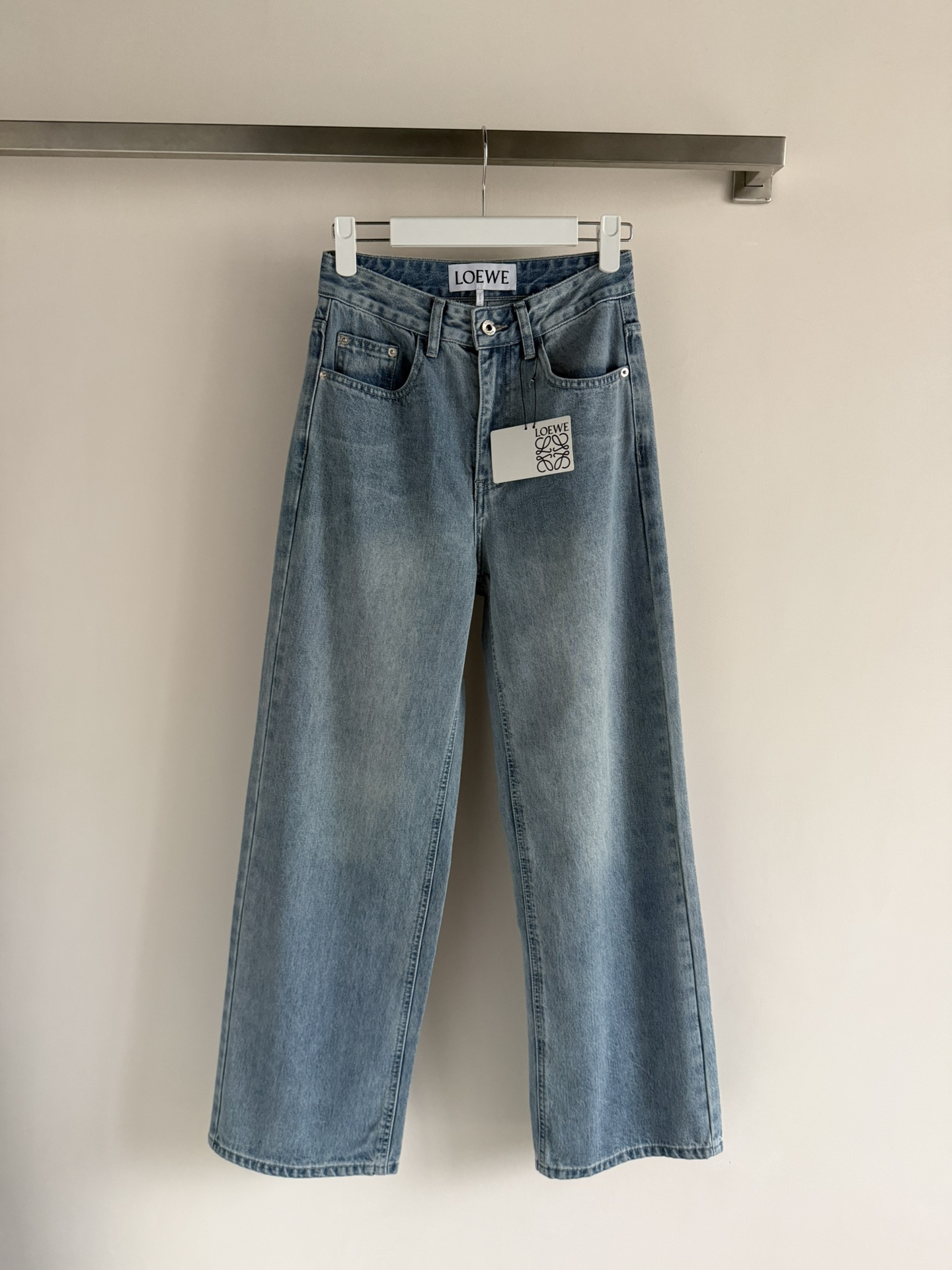 NO:733957,LOEW*26SS new denim trousers, the LOGO embroidery design on the back pocket is not monotonous and trendy, it is eye-catching, retro blue wash, straight cut, easy to hide the flesh, can be controlled by various leg shapes, the boon of small thick legs, versatile, long legs, can be worn daily SML,, loewe,19860909LOEW*26SS新款牛仔长裤,背后口袋LOGO刺绣设计显得不单调且潮流,狠狠的被吸眼球,复古蓝色洗水 版型直筒剪裁,轻松藏肉各种腿型都可以驾驭,小粗腿的福音百搭显腿长日常可穿SML,,loewe,,Women's clothing