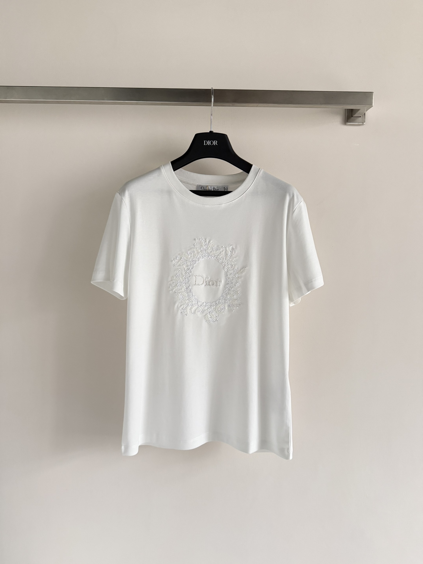 NO:733983,Dio*26 new embroidered short-sleeved T-shirt, made of soft cotton fabric, super comfortable to wear in summer! Exquisite floral embroidery + brand logo on the front, perfect details  . Low saturation pink is gentle and versatile. It goes well with jeans or skirts. It can easily switch between casual or elegant styles. The shoulder tailoring modifies the body shape. It can be easily used for daily travel and dating. It is comfortable and recognizable. It is a must-have item for the summer wardrobe! 3 colors SML, dior, skirts, jeans, T-shirt, tees, t-shirt,19860909Dio*26新款刺绣短袖T恤,选用柔软全棉面料,夏天穿超舒服!正面精致花卉刺绣+品牌标志,细节满分 .低饱和粉色温柔百搭,配牛仔裤或半裙都很出彩,轻松切换休闲or优雅风格.正肩剪裁修饰身形,日常出行,约会都能轻松驾驭,舒适又有辨识度,是夏季衣橱必备单品!3色SML,,dior,skirts,jeans,T-shirt,tees，t-shirt,,Women's clothing