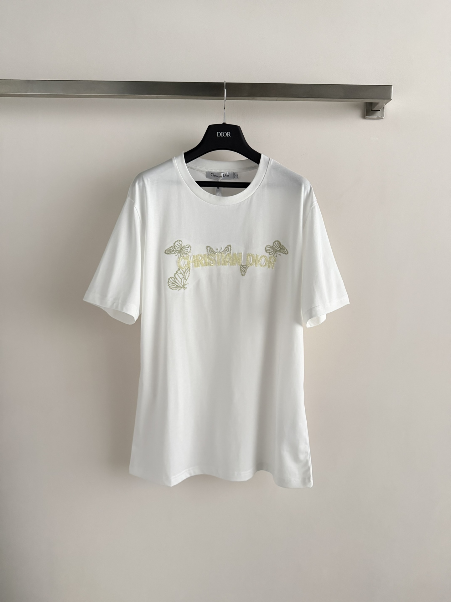 NO:733979,Dio*26 new butterfly embroidered T-shirt is made of soft cotton fabric, super comfortable to wear! Butterfly + Logo embroidery on the chest, exquisite details, perfect recognition. Loose version, strong tolerance, easy to control for daily commuting or leisure, goes well with jeans and casual pants, simple and design, easy to enhance the sense of style! Two-color SML, dior, jeans, tees, t-shirt,19860909Dio*26新款蝴蝶刺绣T恤柔软棉质面料,穿着超舒适!胸前蝴蝶+Logo刺绣,细节精致,辨识度满分.宽松版型,包容性强,日常通勤或休闲都能轻松驾驭,搭配牛仔裤,休闲裤都很出彩,简约又有设计感,轻松提升造型感!两色SML,,dior,jeans,tees，t-shirt,,Women's clothing