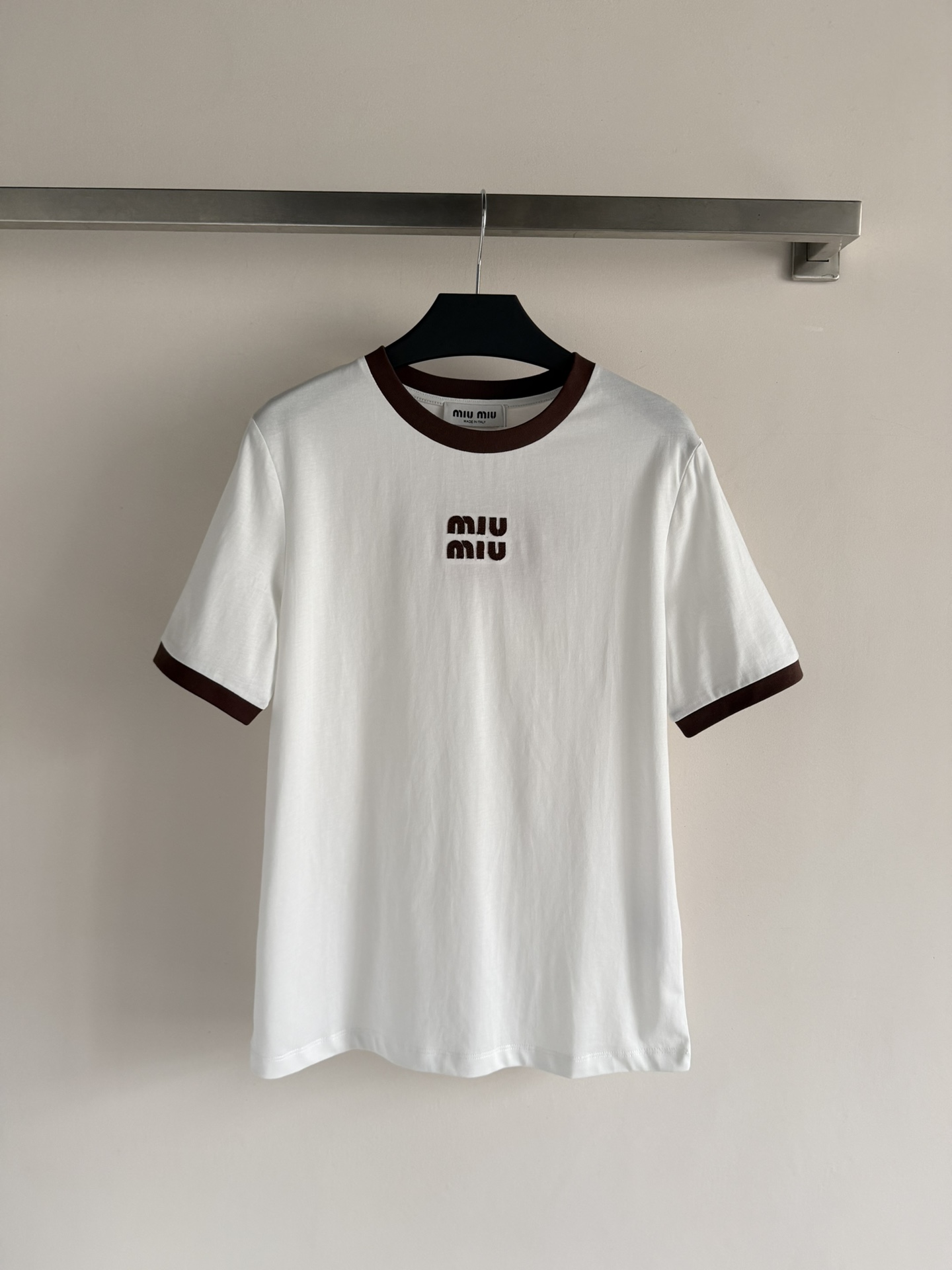 NO:733977,170Miu Mi*26 early spring series color-blocked cotton short-sleeved T-shirt, plain knitted cotton, soft and skin-friendly, super comfortable to wear in summer! The collar and cuffs are color-blocked, full of layering, and the chest logo is low-key and recognizable. The round neck and right shoulder tailoring modify the shoulder line and can be worn for commuting, dating, and leisure. It can be worn with high-waisted pants or denim shorts, and the retro sweet and cool style is easy to get. 3-color SML, miumiu, shorts, T-shirt, tees, t-shirt,19860909170Miu Mi*26早春系列拼色棉质短袖T恤,平纹针织棉,柔软亲肤,夏天穿超舒服!领口和袖口拼色,层次感满满,胸前徽标低调又有辨识度.圆领正肩剪裁修饰肩线通勤,约会,休闲都能穿,搭高腰裤或牛仔短裤,复古甜酷风轻松 get.3色SML,,miumiu,shorts,T-shirt,tees，t-shirt,,Women's clothing