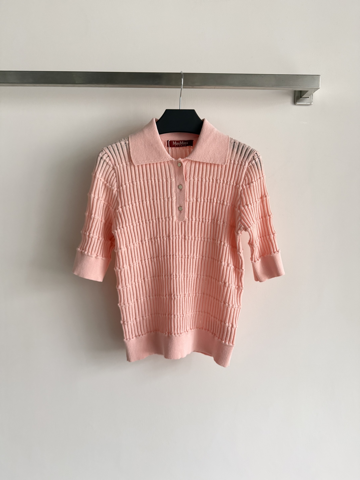 NO:734378,MAXMAR*26 new spring and summer new knitted Polo top, classic pit stripe, fashionable and elegant ~ the basic version is not picky and tolerant, simple and neat three-color SML,,19860909MAXMAR*26春夏新款针织Polo上衣,经典坑条时尚大气～基础版型不挑人 包容性好 简单利落三色SML,,,Women's clothing