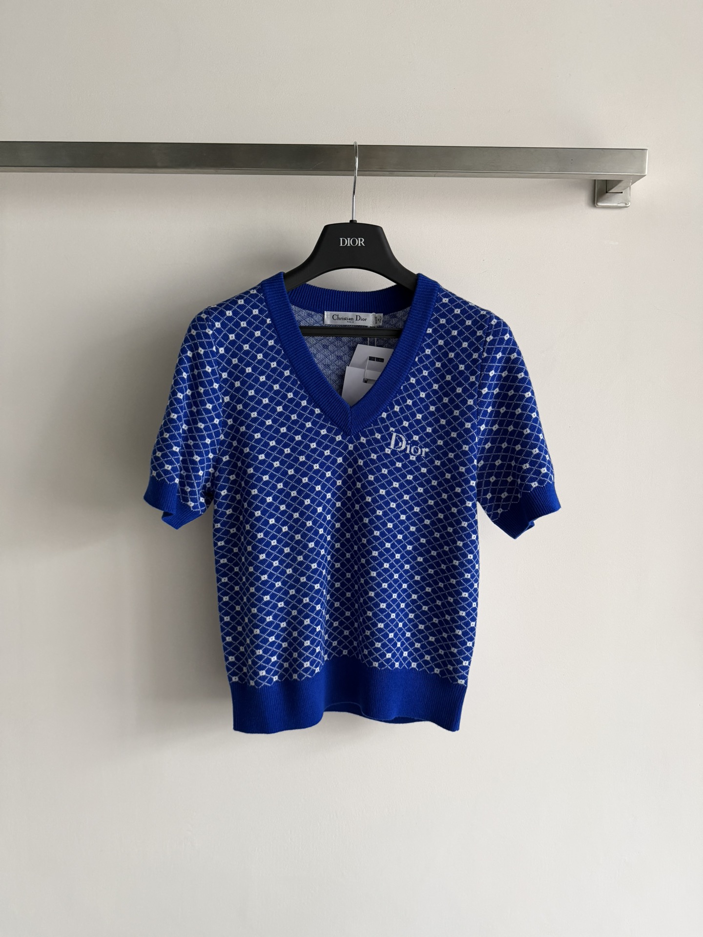 NO:734384,Dio*'s new spring and summer mesh V-neck sweater adopts a classic V-neck design with a highly recognizable rhombus mesh texture. The dark background is intertwined with white geometric patterns, and the chest is embellished with Dio letter embroidery. The details are exquisite, and it has both a sense of high-end and street fashion. Whether it is daily wear or fashion appearance, it can become the focus of the eye, especially suitable for urban people who pursue both personality and quality. 3-color SML,, dior,19860909Dio*春夏新款网眼V领针织衫,采用经典V领设计,搭配极具辨识度的菱格网眼纹理,深色底色与白色几何图案交织,胸前点缀Dio字母刺绣,细节精致,兼具高级感与街头潮流气息.无论是日常穿搭还是时尚出镜,它都能成为视觉焦点,尤其适合追求个性与品质并存的都市人群.3色SML,,dior,,Women's clothing