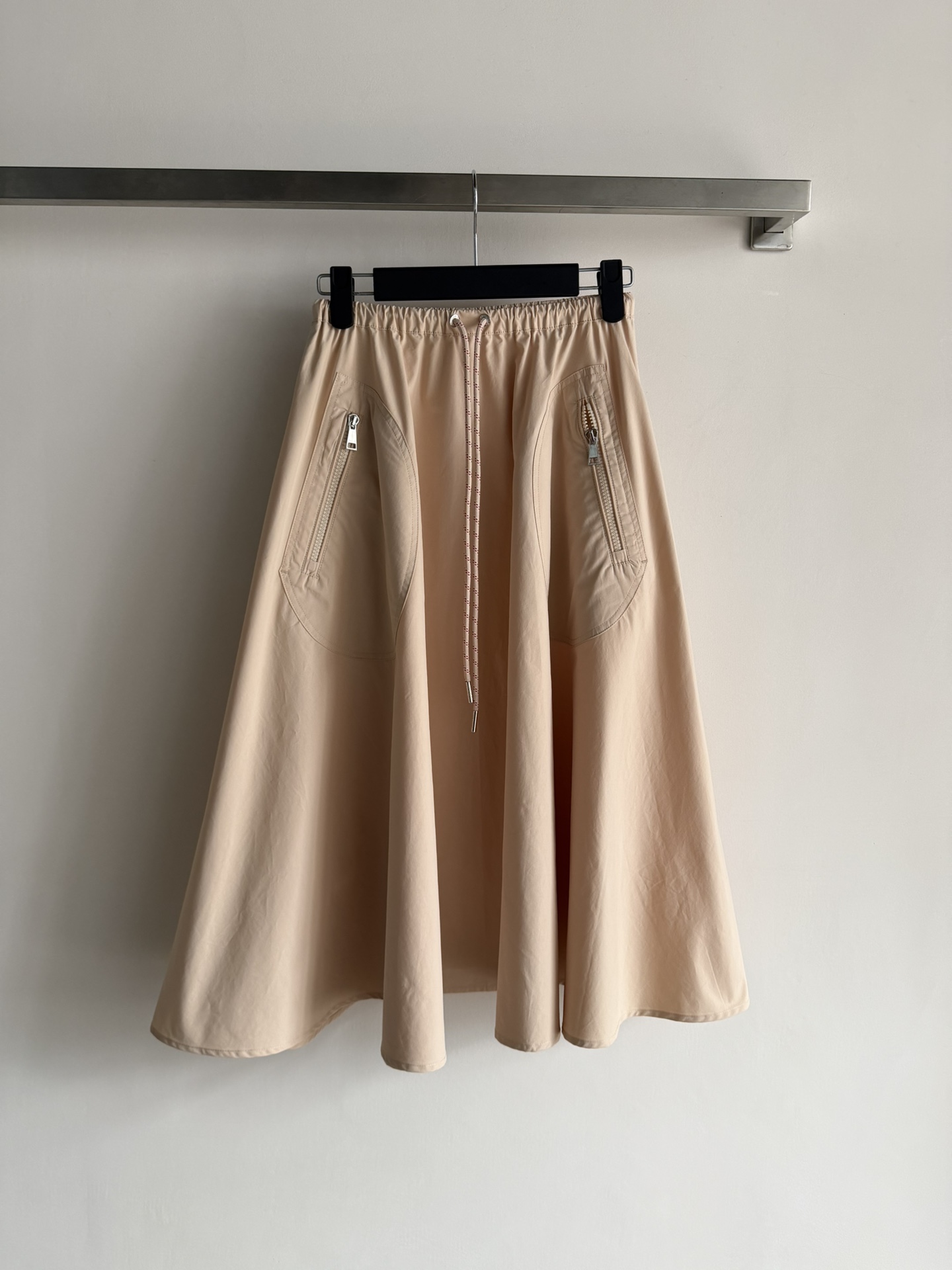 NO:734395,Moncl*26SS new elastic waist skirt and drawstring cotton mid-length skirt are made of high-density cotton fabric that is so beautiful that it feels comfortable to touch and the upper body is super stylish!  The drapey feeling is directly stretched out, the A-line swing brings a lot of wind when walking, and the lazy atmosphere is directly welded to the body!  The waist drawstring design of the drawstring safety machine is amazing!  The contrasting color embellishments are super eye-catching, and the elasticity can be adjusted freely. The hidden functional pockets can be perfectly adapted to both fat and thin waistlines. * The zipper pockets on both sides are super practical and convenient for storing mobile phone keys. They can also quietly hide the little ones. It is beautiful and practical at the same time!  The length of the skirt reaches the calf, and it flutters when you walk, which is very atmospheric!  3-color SML, skirts, shirts, which are very versatile and look great when paired with sweaters or shirts.19860909Moncl*26SS新款松紧腰半裙,抽绳棉质中长裙一整个美到失语高密棉质面料,摸起来舒服上身超有型！垂坠感直接拉满,A字大摆走路带风多,慵懒氛围感直接焊在身上！抽绳小心机腰部抽绳设计太绝了！撞色点缀超吸睛为,还能自由调节松紧,胖瘦腰围都能完美适配暗藏机能口袋*两侧拉链口袋超实用放手机钥匙超方便,还能悄悄藏住小肉肉,美观与实用并存！裙摆长度到小腿,走路时裙摆飘动超有氛围感界！搭配针织衫或衬衫都超百搭好看的3色SML,,skirts,shirts,,Women's clothing