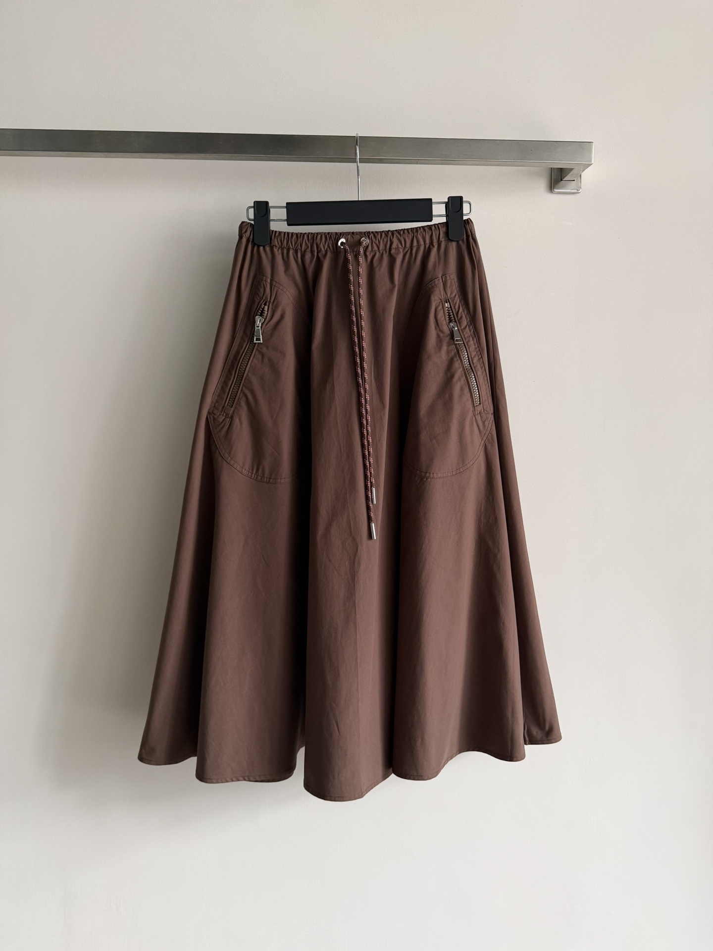 NO:734405,Moncl*26SS new elastic waist skirt and drawstring cotton mid-length skirt are made of high-density cotton fabric that is so beautiful that it feels comfortable to touch and the upper body is super stylish!  The drapey feeling is directly stretched out, the A-line swing brings a lot of wind when walking, and the lazy atmosphere is directly welded to the body!  The waist drawstring design of the drawstring safety machine is amazing!  The contrasting color embellishments are super eye-catching, and the elasticity can be adjusted freely. The hidden functional pockets can be perfectly adapted to both fat and thin waistlines. * The zipper pockets on both sides are super practical and convenient for storing mobile phone keys. They can also quietly hide the little ones. It is beautiful and practical at the same time!  The length of the skirt reaches the calf, and it flutters when you walk, which is very atmospheric!  3-color SML, skirts, shirts, which are very versatile and look great when paired with sweaters or shirts.19860909Moncl*26SS新款松紧腰半裙,抽绳棉质中长裙一整个美到失语高密棉质面料,摸起来舒服上身超有型！垂坠感直接拉满,A字大摆走路带风多,慵懒氛围感直接焊在身上！抽绳小心机腰部抽绳设计太绝了！撞色点缀超吸睛为,还能自由调节松紧,胖瘦腰围都能完美适配暗藏机能口袋*两侧拉链口袋超实用放手机钥匙超方便,还能悄悄藏住小肉肉,美观与实用并存！裙摆长度到小腿,走路时裙摆飘动超有氛围感界！搭配针织衫或衬衫都超百搭好看的3色SML,,skirts,shirts,,Women's clothing