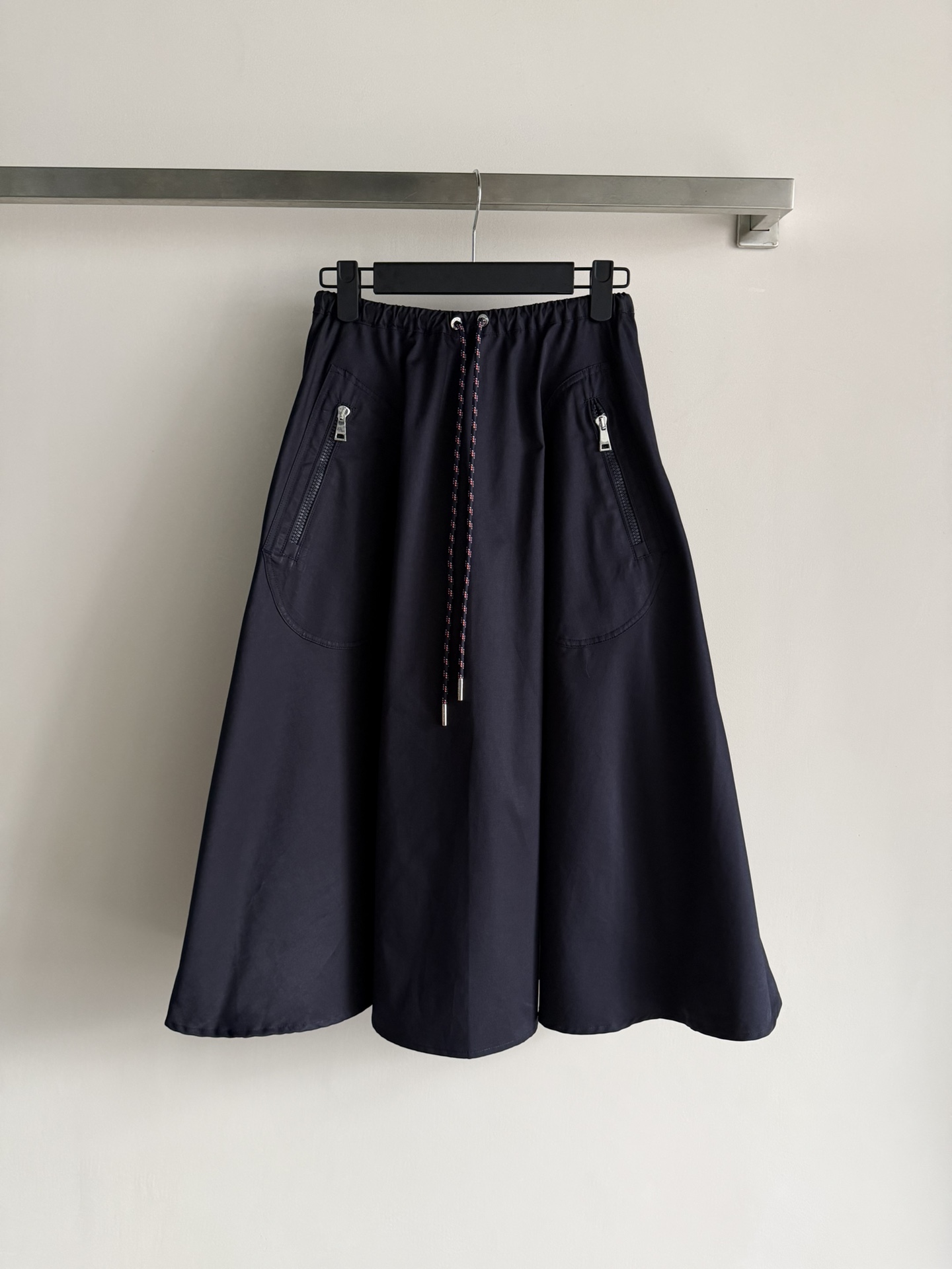 NO:734415,Moncl*26SS new elastic waist skirt and drawstring cotton mid-length skirt are made of high-density cotton fabric that is so beautiful that it feels comfortable to touch and the upper body is super stylish!  The drapey feeling is directly stretched out, the A-line swing brings a lot of wind when walking, and the lazy atmosphere is directly welded to the body!  The waist drawstring design of the drawstring safety machine is amazing!  The contrasting color embellishments are super eye-catching, and the elasticity can be adjusted freely. The hidden functional pockets can be perfectly adapted to both fat and thin waistlines. * The zipper pockets on both sides are super practical and convenient for storing mobile phone keys. They can also quietly hide the little ones. It is beautiful and practical at the same time!  The length of the skirt reaches the calf, and it flutters when you walk, which is very atmospheric!  3-color SML, skirts, shirts, which are very versatile and look great when paired with sweaters or shirts.19860909Moncl*26SS新款松紧腰半裙,抽绳棉质中长裙一整个美到失语高密棉质面料,摸起来舒服上身超有型！垂坠感直接拉满,A字大摆走路带风多,慵懒氛围感直接焊在身上！抽绳小心机腰部抽绳设计太绝了！撞色点缀超吸睛为,还能自由调节松紧,胖瘦腰围都能完美适配暗藏机能口袋*两侧拉链口袋超实用放手机钥匙超方便,还能悄悄藏住小肉肉,美观与实用并存！裙摆长度到小腿,走路时裙摆飘动超有氛围感界！搭配针织衫或衬衫都超百搭好看的3色SML,,skirts,shirts,,Women's clothing