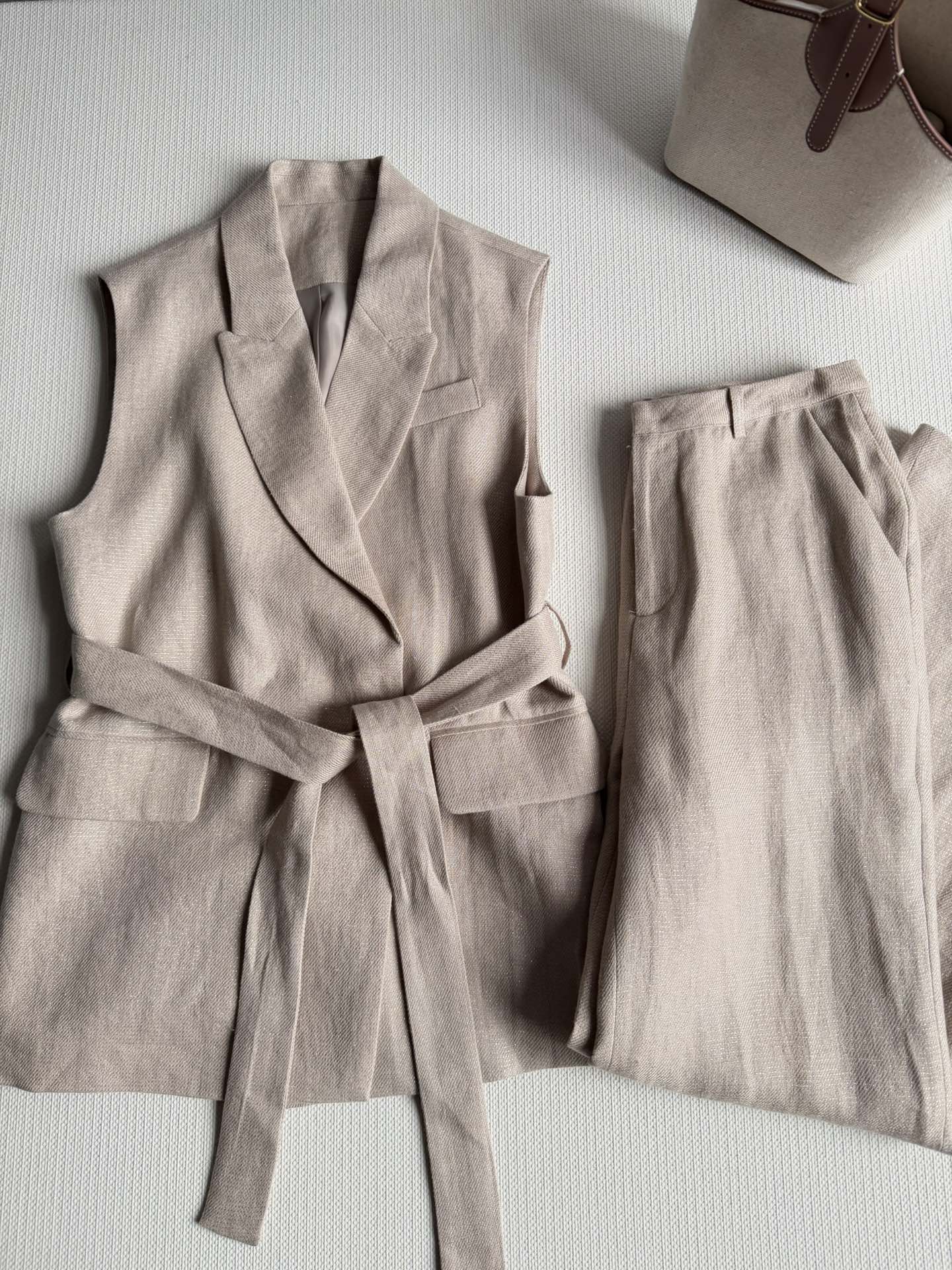 NO:734379,310Brunello Cucinell*26SS new linen wide-leg pants, high-quality linen wide-leg pants, with a lazy and relaxed feel, the fabric is breathable and draped, suitable for spring and summer transitional seasons. It can easily create a variety of styles such as minimalist, commuting, literary and artistic, and is a powerful tool to create 'atmosphere dressing'. Pair it with a series of vests for a full sense of luxury!  SML,,brunello cucinelli,19860909310Brunello Cucinell*26SS新款亚麻阔腿裤,质感高级的亚麻阔腿裤,自带慵懒松弛感,面料透气有垂坠,适合春夏过渡季穿搭.它能轻松打造极简、通勤、文艺等多种风格,是打造“氛围感穿搭”的利器.搭配系列马甲一套满满的高级感！SML,,brunello cucinelli,,Women's clothing