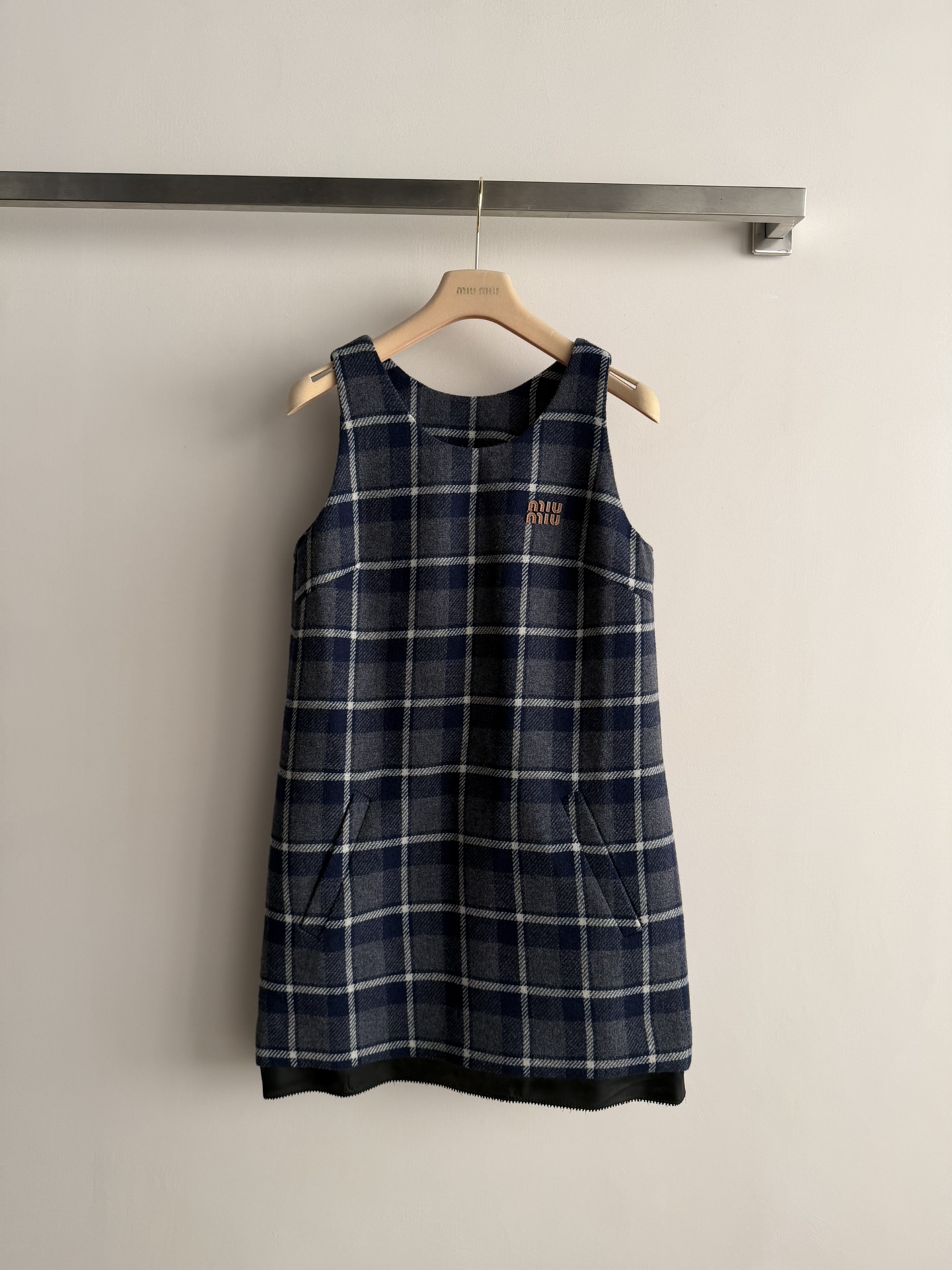 NO:734964,Miu Mi*'s new plaid wool vest dress, blue, gray and white contrasting design, retro and fashionable★. Wool blended material, soft and thick, very suitable for autumn and winter. The brand embellishment on the chest is perfect for recognition!  The pockets on both sides are practical and beautiful, and can be easily used for daily commuting and leisure. Paired with a sweater or jacket, it has a sense of layering, and you can easily get an elegant and casual style~SML,,miumiu,skirts,jackets & coats,19860909Miu Mi*新款格纹羊毛背心裙,蓝灰白撞色设计,复古又时髦★.羊毛混纺材质,柔软有厚度,秋冬穿超合适.胸前品牌点缀 辨识度满分！两侧口袋实用又好看,日常通勤、休闲都能轻松驾驭.搭配针织衫或外套,层次感u,轻松get优雅随性风~SML,,miumiu,skirts,jackets & coats,,Women's clothing