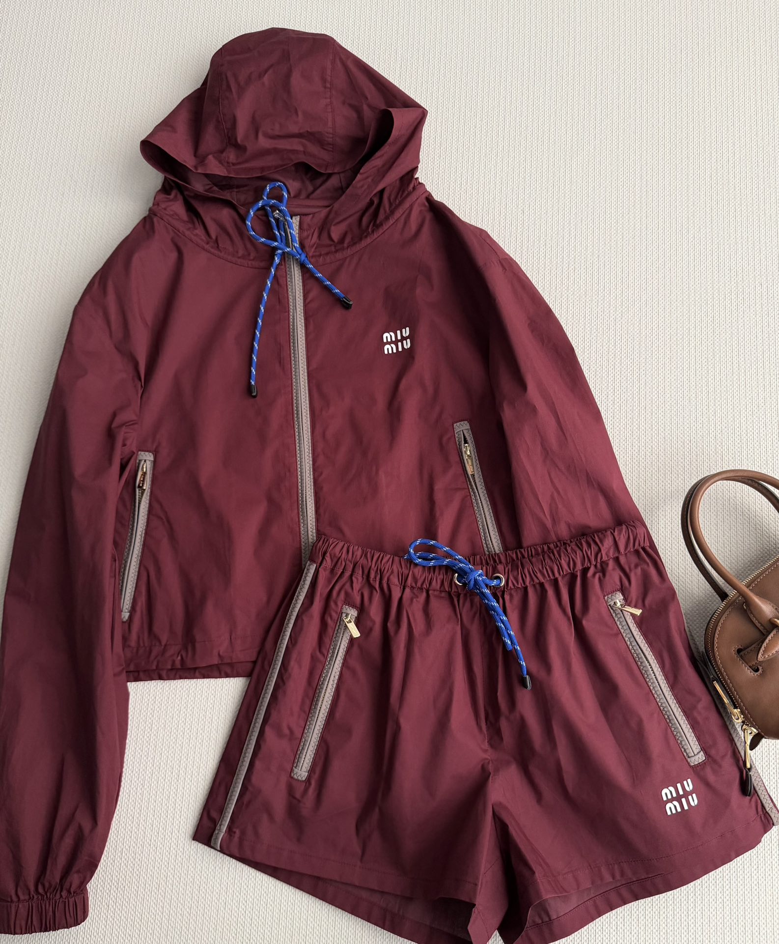 NO:734972,MiuMi*26SS new burgundy drawstring shorts are made of nylon fabric that is windproof and waterproof, anti-wrinkle and iron-free, and the upper body effect is better! It can easily achieve a casual and casual fashionable outfit. The letter logo on the hem is embellished to add iconic elements and create a very smart college-style outfit! Full marks for eye-catching when walking on the street! It’s nice to mix and match at will.SML-,,miumiu,shorts,19860909MiuMi*26SS新款酒红色抽绳短裤采用尼龙面料防风防水,抗皱免烫 上身效果更棒！能轻松实现休闲又随性的时髦穿搭,下摆字母徽标点缀,平添标志性元素,塑造极具辦识度的学院风穿搭！走在街上吸睛度满分！随意搭配就很niceSML-,,miumiu,shorts,,Women's clothing