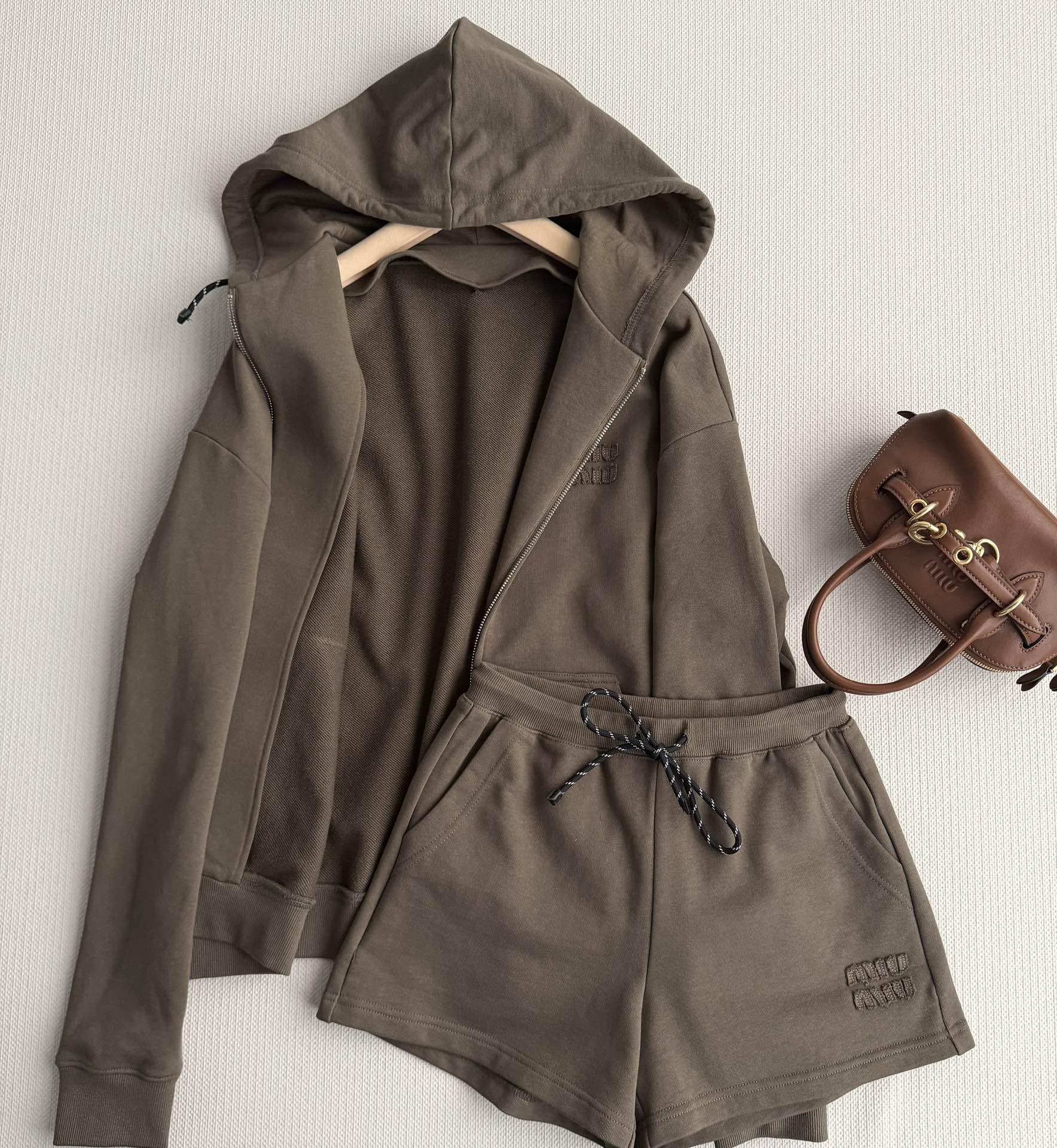 NO:734949,MiuMi*26 early spring series olive green drawstring shorts, pure cotton material is soft and breathable, super comfortable to wear!  The drawstring design is adjustable and suitable for various body types. The low-saturated olive green color is low-key and high-end. Pair it with the same series of sweatshirts and jackets to easily get a sweet and cool college style ~ It is versatile for daily outings, dates, and leisure, comfortable and stylish!  SML,,miumiu,hoodie,sweatshirts,shorts,jackets & coats,19860909MiuMi*26早春系列橄榄绿抽绳短裤,纯棉材质柔软透气,穿着超舒适！抽绳设计可调节松紧,适合各种身材,低饱和橄榄绿配色,低调高级,搭配同系列卫衣外套,轻松get甜酷学院风～日常出街、约会、休闲都很百搭,舒适又有型！SML,,miumiu,hoodie,sweatshirts,shorts,jackets & coats,,Women's clothing