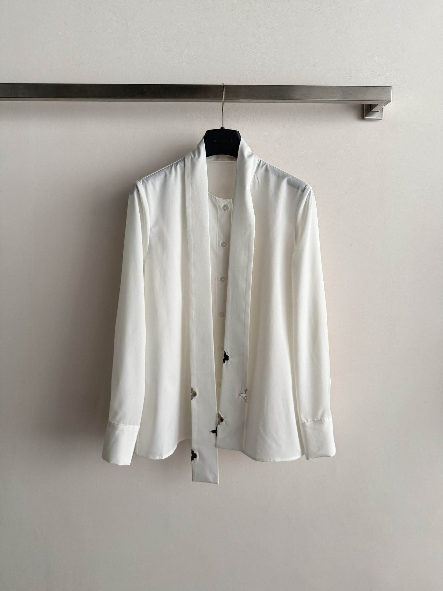 NO:734974,Louis Vuitto*26SS new style streamer shirt with small round neck and ribbon design is generous and elegant, three-dimensional, neat and classy. It looks good when worn inside or outside. The slightly loose version gives the body perfect comfort and relaxation. It is easy to wear in formal occasions and daily appointments. SML-,, louis vuitton, shirts,19860909Louis Vuitto*26SS新款飘带衬衫小圆领搭配飘带的设计大方优雅 立体整洁有范 内搭外穿都好显气质微宽松的版型给予身体完美的舒适与松弛正式场合和日常约会都好穿SML-,,louis vuitton,shirts,,Women's clothing