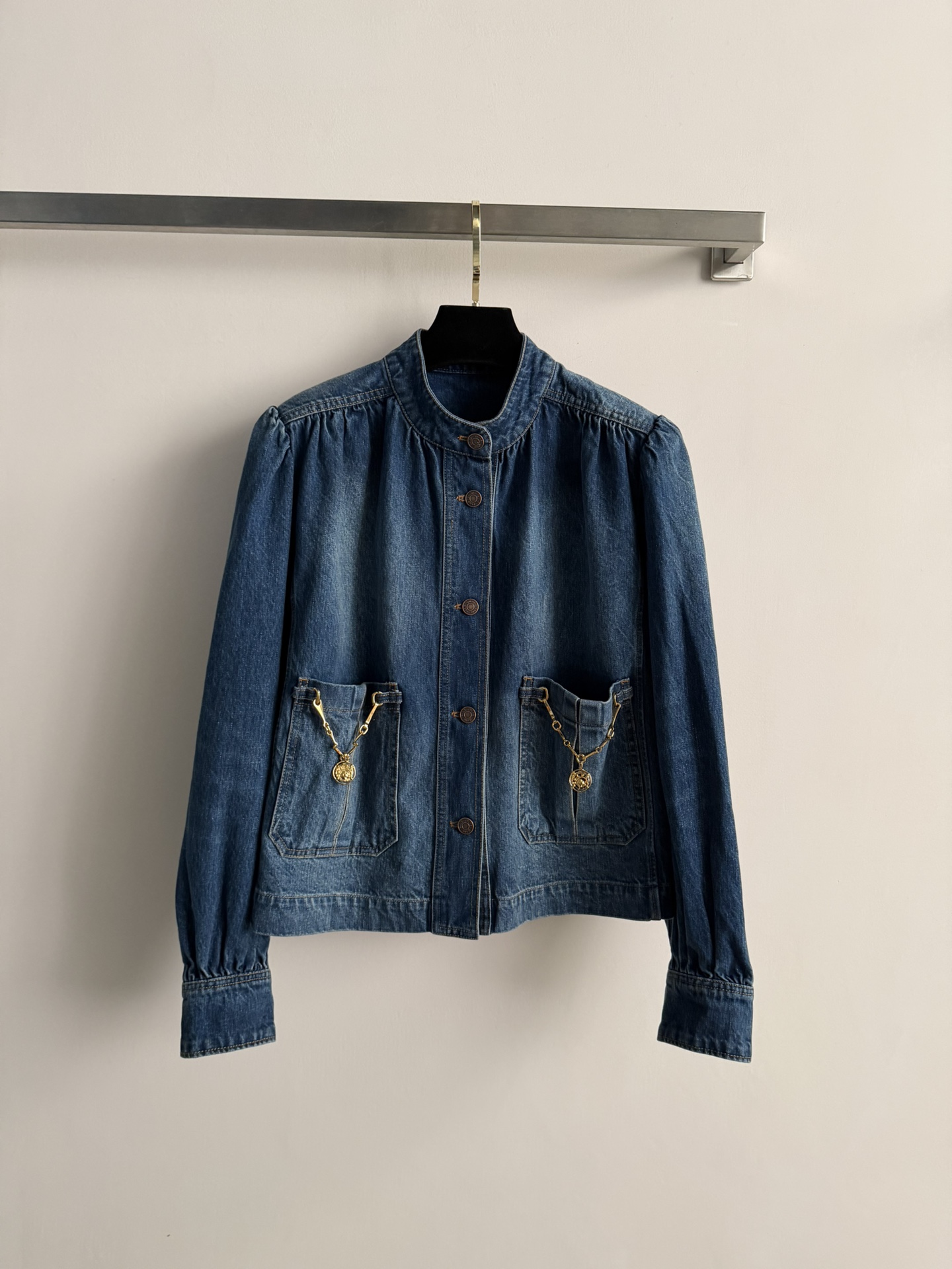 NO:735461,Chlo*26SS new emblem denim jacket, made of retro blue washed denim fabric, soft and crisp. Stand collar + puff sleeve design, palace style and denim toughness collide, super recognizable. Front pocket gold chain + emblem, perfect details, luxurious feeling!  It can be easily used for daily commuting and leisure. It looks great with skirts or jeans. It has a retro and fashionable feel~SML,,chloe,skirts,jeans,jackets & coats,19860909Chlo*26SS新款徽章牛仔外套,复古蓝色水洗牛仔面料,柔软有挺括感.立领+泡泡袖设计,宫廷风与牛仔硬朗感碰撞,超有辨识度计.前袋金色链条+徽章,细节满分,奢华感u口！日常通勤、休闲都能轻松驾驭,搭裙装或牛仔裤都很出彩,复古时髦感拿捏住啦~SML,,chloe,skirts,jeans,jackets & coats,,Women's clothing