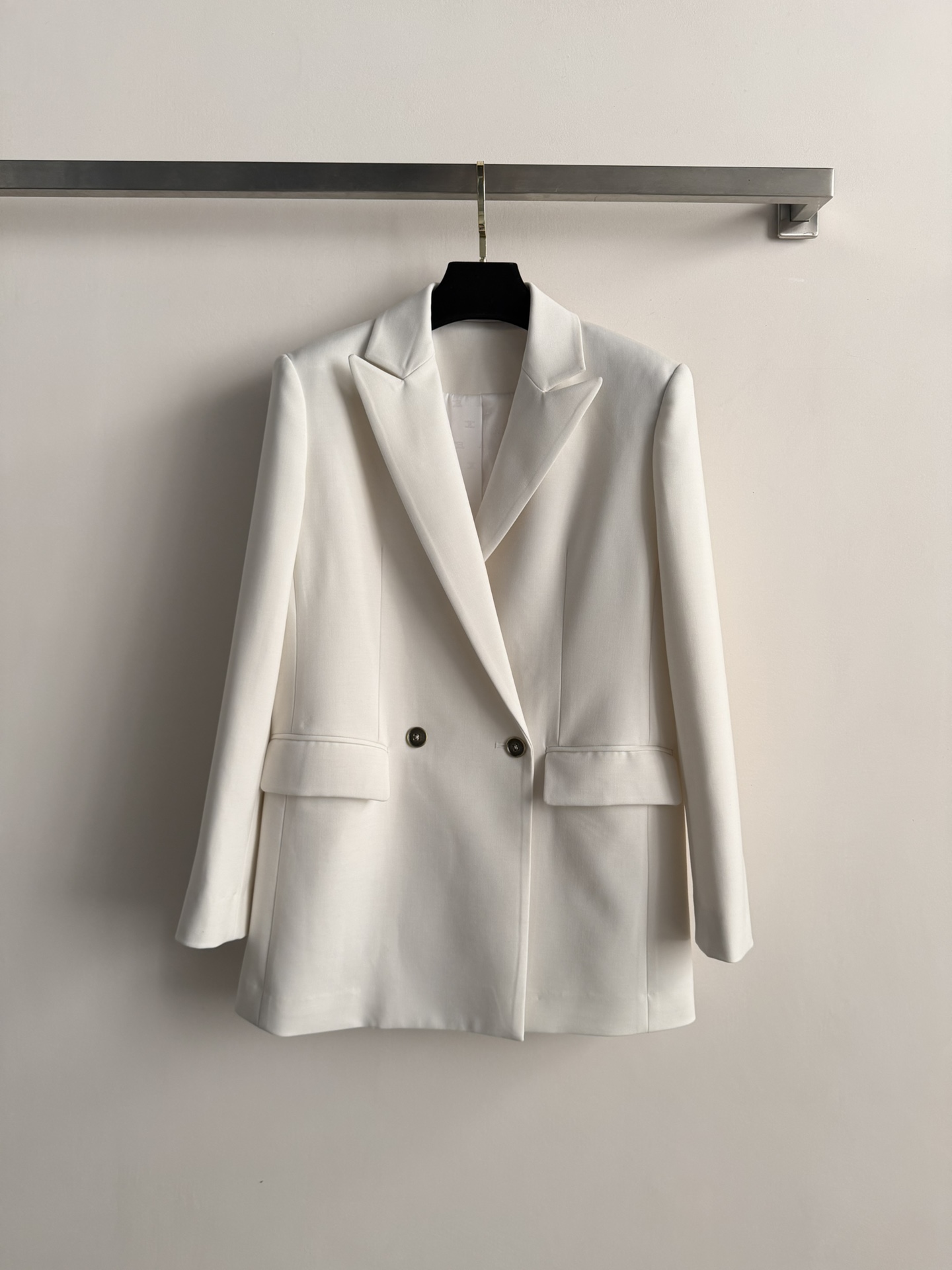 NO:735471,CELIN*26SS new blazer is simple and elegant, and can be easily worn for work commuting or formal occasions. The fabric is stylish, neatly cut, and the shoulder line is crisp, which modifies the figure and shows temperament. The two-button design adds a formal feel, and the white color is refreshing and high-end. It goes well with shirts, sweaters or dresses. Whether it is a business meeting, interview or daily wear, it can be easily held, showing confidence and taste. SML,,celine,skirts,jackets & coats,shirts,business suit,19860909CELIN*26SS新款西装外套,简约大方,职场通勤或正式场合都能轻松驾驭.面料有型,剪裁利落,肩线挺括,修饰身形超显气质计.两粒扣设计增添正式感,白色清爽又高级,搭配衬衫、针织衫或连衣裙都很出彩.无论商务会议、面试还是日常穿搭,都能轻松hold住,展现自信与品味.SML,,celine,skirts,jackets & coats,shirts,business suit,,Women's clothing