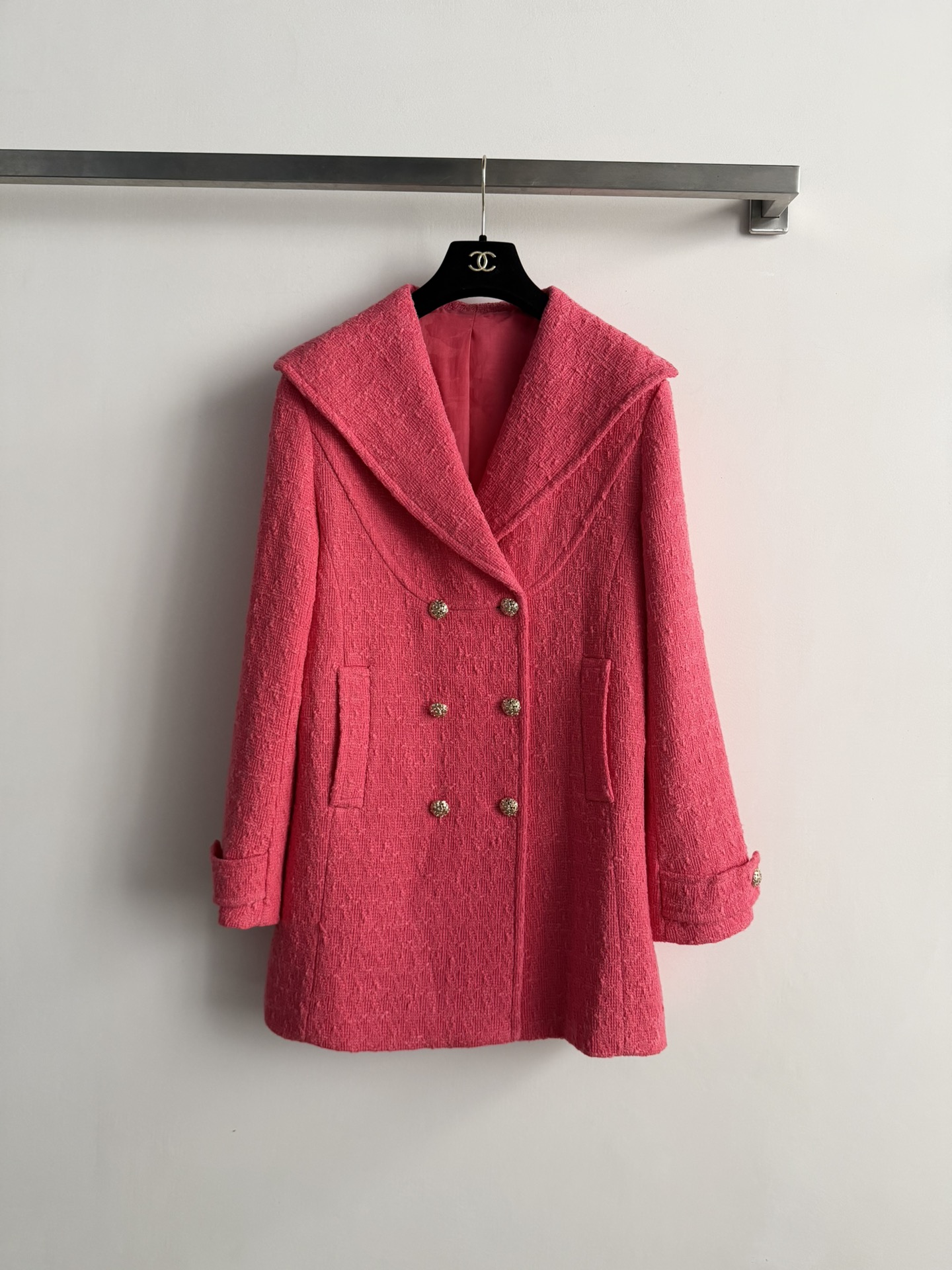 NO:735476,CHANE's latest tweed jacket has a navy-style large lapel design. Double rows of metal buttons on the front are decorated with high-end luxury. Symmetrical patch pockets on both sides are elegant and have a retro feel. The mid-length cut is crisp and neat on the upper body, easily creating a noble atmosphere. SML-,,chanel,jackets & coats,19860909CHANE*新款粗花呢外套海军风大翻领设计 前襟双排金属纽扣装饰高级奢华 两侧对称设置贴袋优雅且具复古感中长版型剪裁上身干脆利落,轻松打造贵气氛围感SML-,,chanel,jackets & coats,,Women's clothing