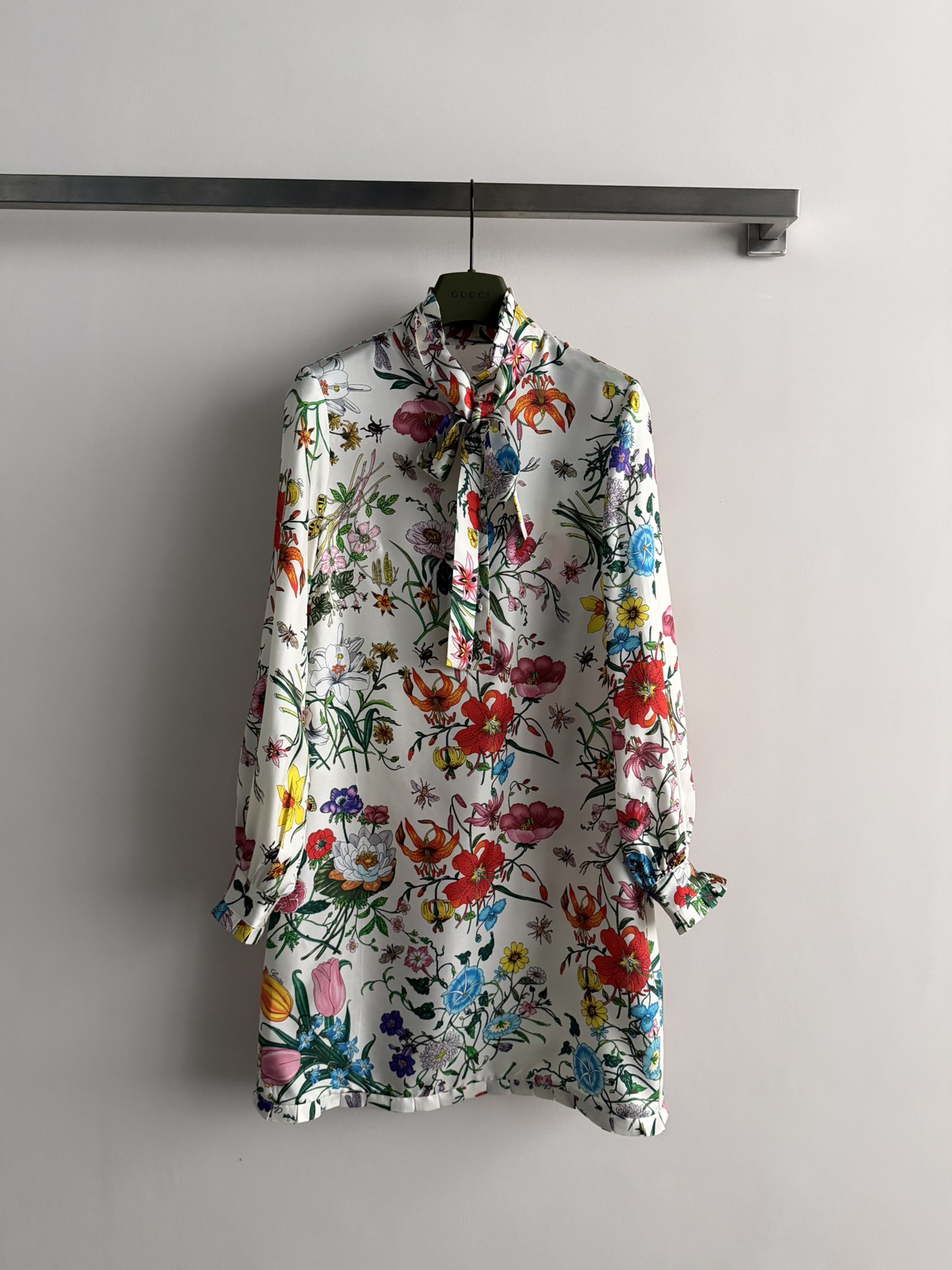 NO:735510,Gucc*26SS series new silk dress, made of high-quality silk twill fabric, soft and smooth, super comfortable to wear! The white base with colorful floral prints is full of art, and it directly brings out the spring and summer atmosphere. The loose fit + tie neckline is elegant and practical, and can be easily worn in daily life or special occasions. The silk material is breathable and moisture-absorbent. It is recommended to hand wash or professional dry cleaning to maintain the texture and longevity~SMLXL,,gucci,skirts,real silk,19860909Gucc*26SS系列新款真丝连衣裙,采用高品质真丝斜纹面料,柔软顺滑,穿着超舒适!白色底配多彩花卉印花,艺术感满满,春夏氛围感直接拉满.宽松版型+系带领口,优雅又实用,日常或特殊场合都能轻松驾驭.真丝材质透气吸湿,建议手洗或专业干洗,保持质感和寿命哦~SMLXL,,gucci,skirts,real silk,,Women's clothing