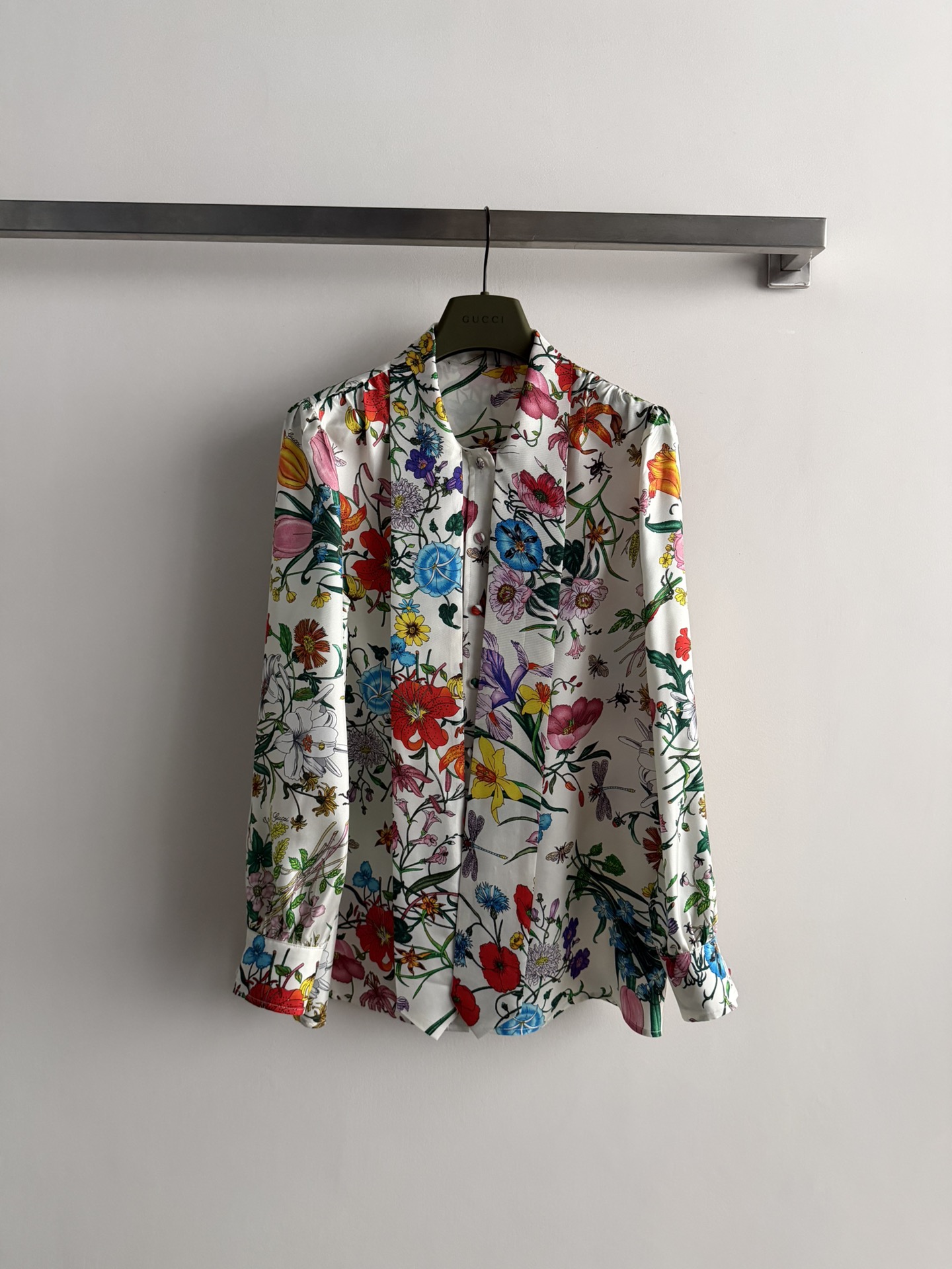 NO:735506,Gucc*26SS series new ribbon silk shirt, made of high-quality silk twill fabric, soft and smooth, super comfortable to wear! The white base with colorful floral prints is full of art and directly brings the spring and summer atmosphere. The loose fit + tie neckline are elegant and practical, and can be easily used in daily life or special occasions. The silk material is breathable and moisture-absorbent, a must-have for vacation!  SMLXL,,gucci,shirts,real silk,19860909Gucc*26SS系列新款飘带真丝衬衫,采用高品质真丝斜纹面料,柔软顺滑,穿着超舒适!白色底配多彩花卉印花,艺术感满满,春夏氛围感直接拉满.宽松版型+系带领口,优雅又实用,日常或特殊场合都能轻松驾驭.真丝材质透气吸湿,度假穿搭必备！SMLXL,,gucci,shirts,real silk,,Women's clothing