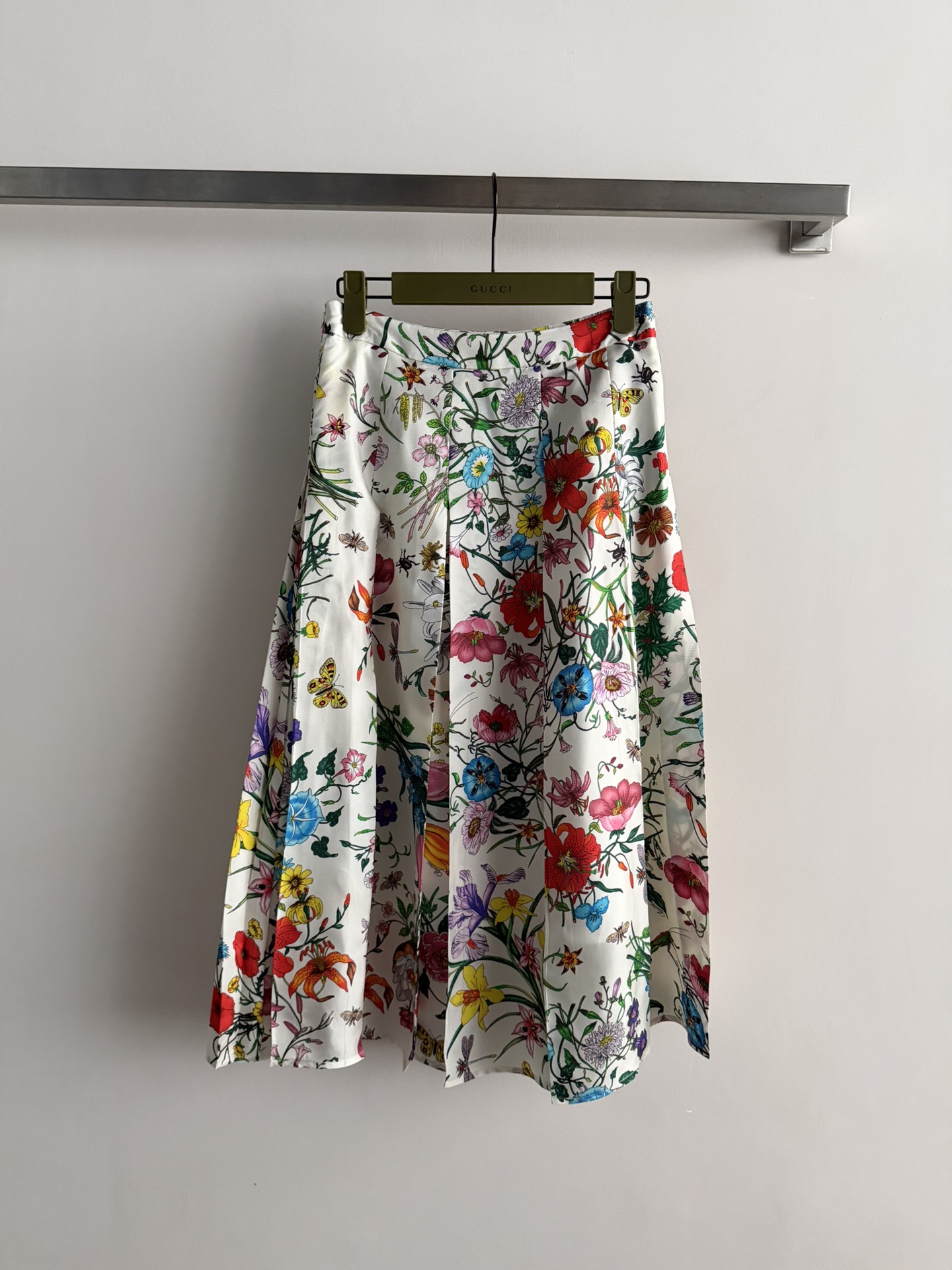 NO:735501,Gucc*26SS series new skirt with floral prints, retro and high-end, full of Italian romantic atmosphere! The silk fabric is smooth and shiny, comfortable and breathable, a must-have in spring and summer. The mid-length elastic waist modifies the body shape and is easy to put on and take off. It can be easily controlled in daily or formal occasions. Pair it with a shirt or simple top of the same series, and you can get the elegant temperament directly! 2 colors SMLXL, gucci, skirts, shirts, real silk,19860909Gucc*26SS系列新款半身裙繁花印花,复古又高级,意式浪漫氛围感拉满!真丝面料顺滑有光泽,穿着舒适透气,春夏必备.中长款松紧腰,修饰身形又方便穿脱,日常或正式场合都能轻松驾驭.搭配同系列衬衫或简约上衣,优雅气质直接拿捏!2色SMLXL,,gucci,skirts,shirts,real silk,,Women's clothing