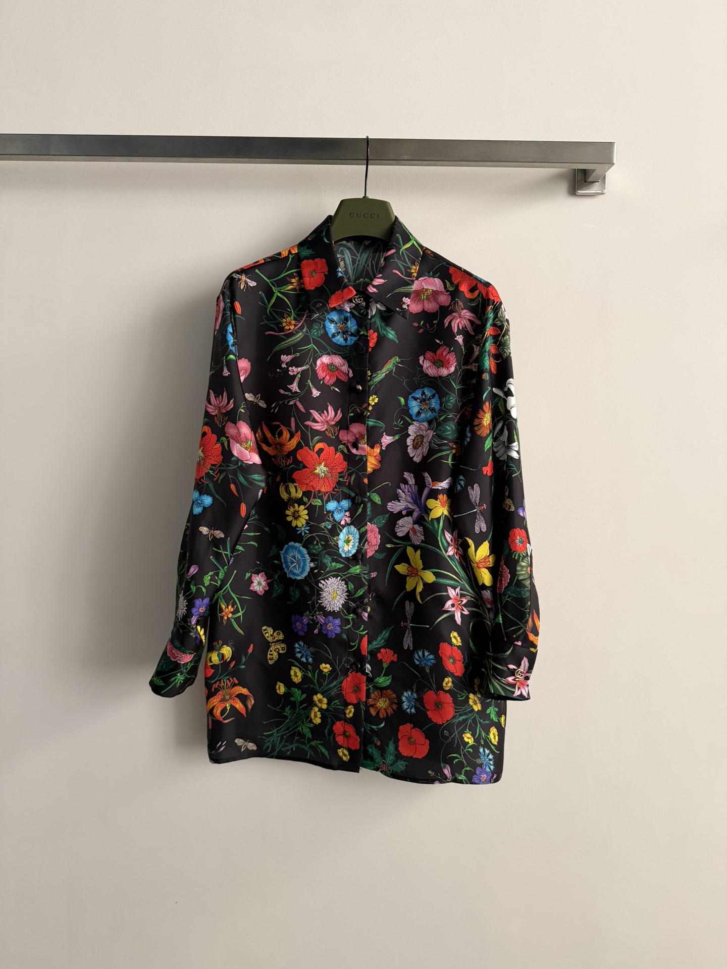 NO:735490,The new Gucc*26SS series of printed silk shirts are made of mulberry silk, with a smooth and light texture, and are super comfortable to wear. The black base with colorful flowers is full of artistic feeling, which is very suitable for spring and summer! Silk is breathable and high-end, and can be easily controlled for commuting, parties, and vacations. It is elegant and individual. It is a must-have fashion statement item for the wardrobe! SMLXL,,gucci,shirts,real silk,19860909Gucc*26SS系列新款印花真丝衬衫,采用桑蚕丝,质地柔滑轻盈,穿着超舒适.黑色底配多彩花卉,艺术感满满,春夏季节超适合!真丝透气又高级,通勤,聚会,度假都能轻松驾驭,优雅又有个性,是衣橱必备时尚个性单品!SMLXL,,gucci,shirts,real silk,,Women's clothing