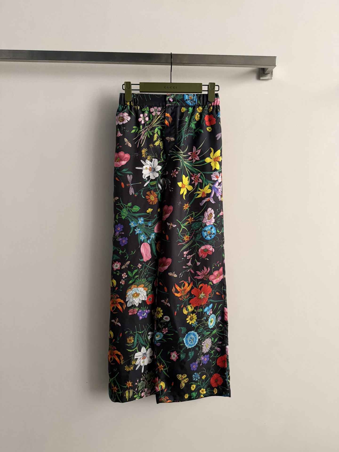 NO:735481,Gucc*26SS series new silk floral wide-leg pants with black background + colorful floral print, retro and romantic, perfect for spring and summer wear! The high-waisted elastic design is comfortable and not flattering on the figure, and the loose wide-leg version modifies the leg shape and allows free movement. The fabric is light and breathable, and can be easily controlled at home, commuting, and leisure. Pair it with a series of tops or sweaters, and you can easily get an elegant temperament! SMLXL,, gucci, real silk,19860909Gucc*26SS系列新款真丝碎花阔腿裤黑色底色+多彩花卉印花,复古又浪漫,春夏穿搭超适合!高腰松紧设计,舒适不挑身材,宽松阔腿版型修饰腿型,活动自如.面料轻薄透气,居家,通勤,休闲都能轻松驾驭.搭配系列上衣或针织衫,优雅气质轻松get!SMLXL,,gucci,real silk,,Women's clothing