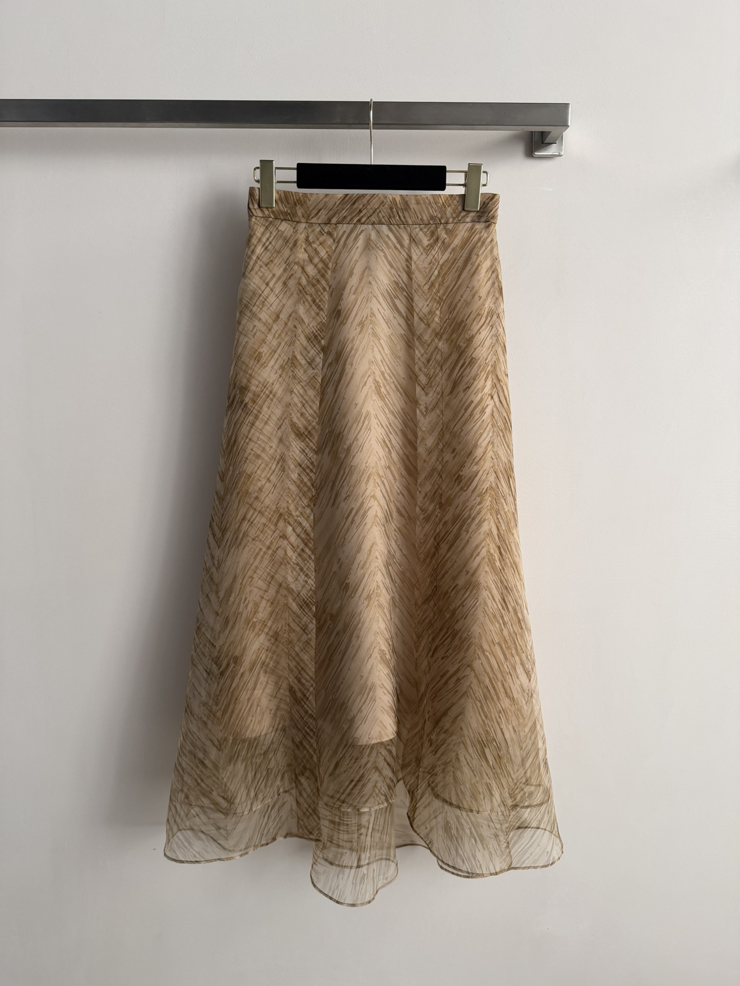 NO:735515,Brunello Cucinell*26SS new skirt is made of silk organza, which is light and elegant, and the herringbone pattern print is super recognizable!  The high-waisted A-line version flatters the body shape and is full of elegance. The fabric is light and thin. It is recommended to match it with a top of the same color or a solid color to easily create an 'old money style' outfit. It has both texture and taste and is great for daily or formal occasions~SML-,, brunello cucinelli, skirts, real silk,19860909Brunello Cucinell*26SS新款半裙采用真丝欧根纱,轻盈飘逸,鱼骨纹印花超有辨识度！高腰A字版型,修饰身形,优雅气质满分亦.面料轻薄,建议搭配同色系或纯色上衣,轻松打造“老钱风”穿搭,质感与品味兼具,日常或正式场合都很出彩~SML-,,brunello cucinelli,skirts,real silk,,Women's clothing