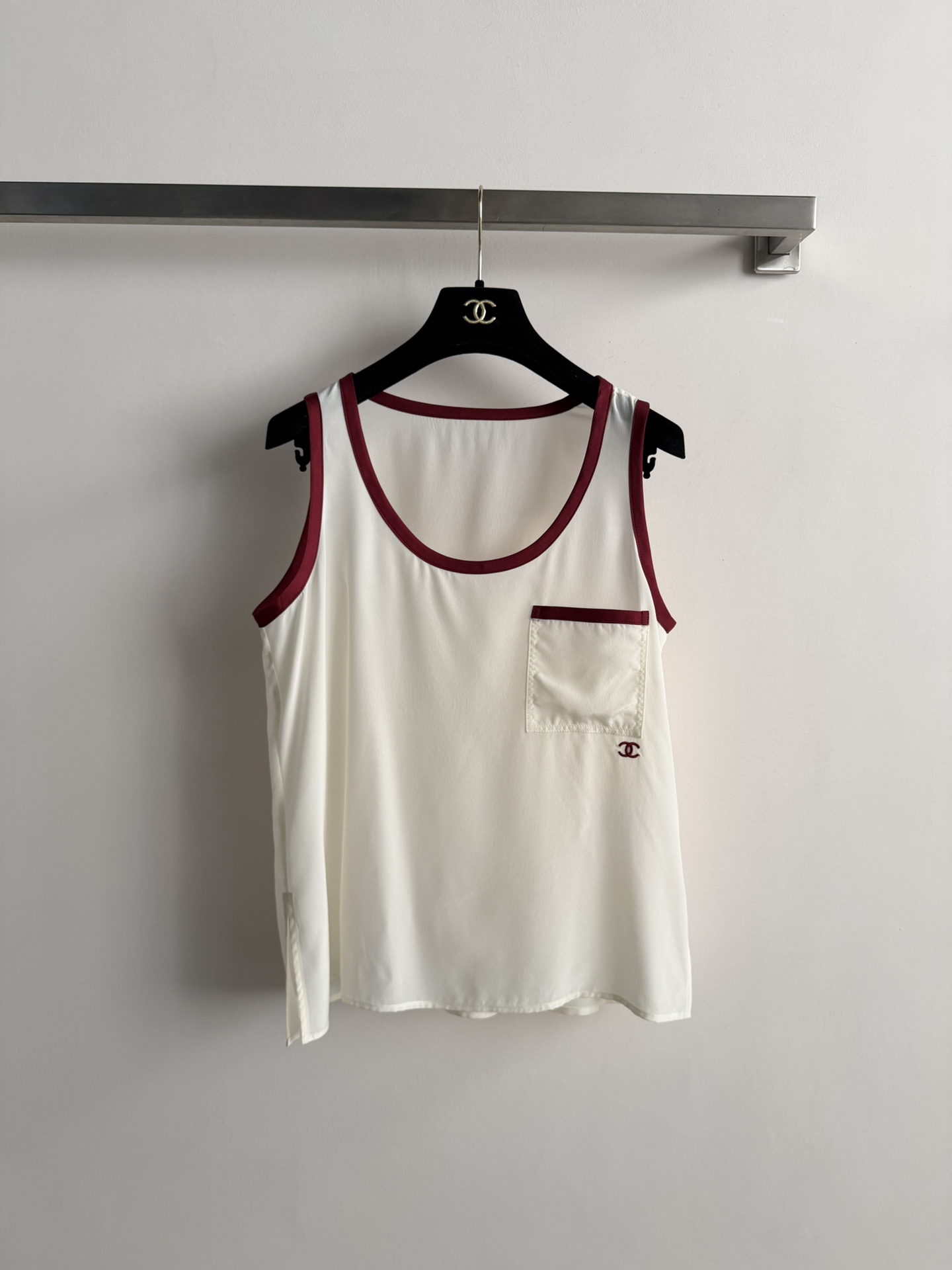 NO:735525,Chane*26SS new vest, Matthieu Blazy debut series, light fabric is perfect for summer!  Burgundy contrasting edge + small chest pocket, the details are perfect. The double C logo on the pocket is very recognizable. The cut is simple and elegant, which can be easily worn in daily life or on vacation. It goes well with jeans and skirts~ The 26P series has both design and practicality, fashionable and versatile!  SizeSML,,chanel,skirts,jeans,19860909Chane*26SS新款背心,Matthieu Blazy首秀系列,轻薄面料超适合夏天！酒红撞色边+胸前小口袋,细节满分口袋上的双C标志超有辨识度.剪裁简约大方,日常或度假都能轻松驾驭,搭配牛仔裤、半裙都很出彩～26P系列设计感和实用性兼具,时髦又百搭！SizeSML,,chanel,skirts,jeans,,Women's clothing