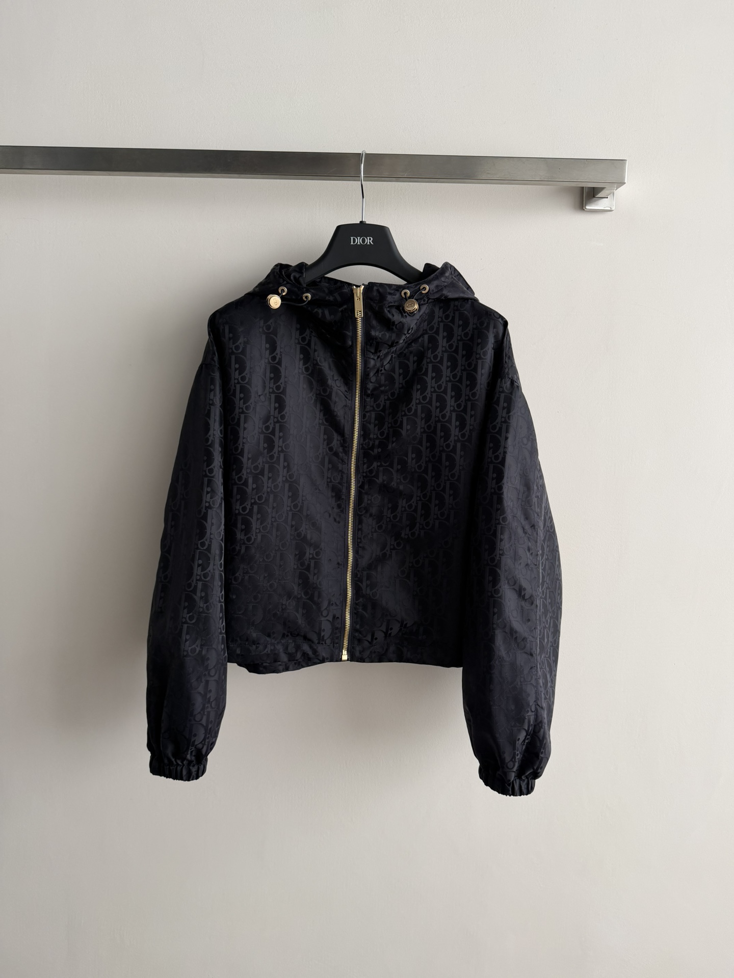 NO:735819,DIO*26SS new hooded jacquard windbreaker jacket. Crisp and stylish. High-end texture. The short windbreaker jacket is classic and timeless. The hooded zipper design creates a straight posture and casual style. The zipper letter logo is imprinted to inadvertently show a sense of luxury. Symmetrical zipper pockets on both sides create an elegant silhouette. A must-have item that is both fashionable and practical. The daily windbreaker is charming and fashionable. SML,,dior,jackets & coats,jackets & coats,hats,19860909DIO*26SS新款连帽提花风衣外套 挺括有型 质感高级 风衣小短款夹克外套经典不过时连帽拉链设计 打造挺拔身姿和休闲风格 拉链字母logo印刻 不经意彰显奢华感 两侧对称拉链口袋 打造优雅的轮廓 时尚与实用兼备的必备单品 日常风衣魅力时髦 SML,,dior,jackets & coats,jackets & coats,hats,,Women's clothing