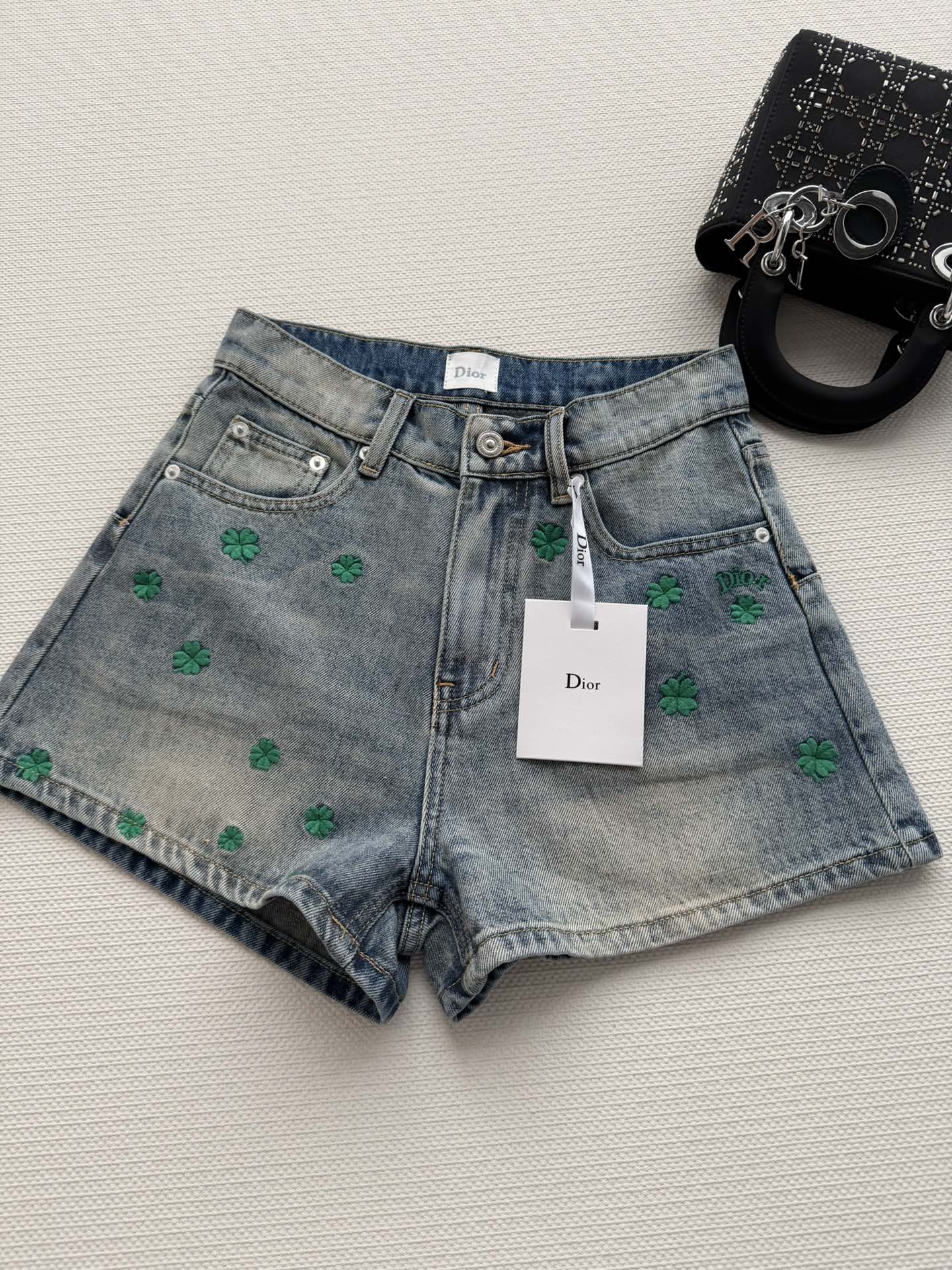NO:735827,Dio*26 spring and summer series four-leaf clover shorts are made of light blue washed denim and are embellished with green four-leaf clover embroidery. They are playful and exquisite and are not attractive. They are very fashionable with simple tops for daily use. They are high-end fashion items. Sisters who like exquisite outfits should not miss it! SML-,,dior,shorts,19860909Dio*26春夏系列四叶草短裤浅蓝水洗丹宁面料,点缀绿色四叶草刺绣,俏皮又精致版型不挑人,日常搭配简约上衣就很时髦,高端时尚单品,喜欢精致穿搭的姐妹别错过!SML-,,dior,shorts,,Women's clothing