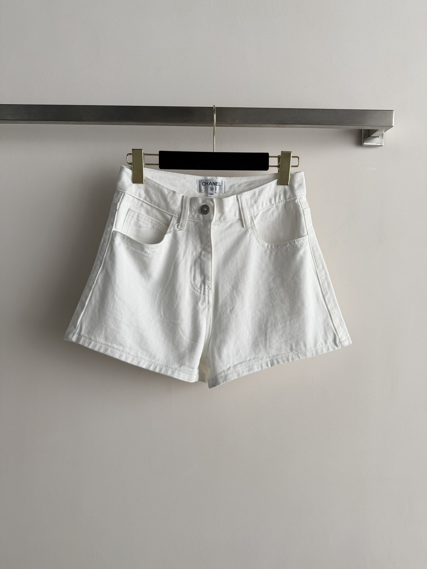 NO:735796,Chane*2026SS early spring new product series // Retro white high-waisted denim shorts with high-waisted tailoring design, using heavy-weight washed denim fabric, with both stiffness and softness, super versatile SML,,chanel,shorts,19860909Chane*2026SS 早春新品系列//复古白色高腰牛仔短裤高腰剪裁设计、选用重磅水洗牛仔面料,兼具挺括感与柔软度,超级百搭SML,,chanel,shorts,,Women's clothing