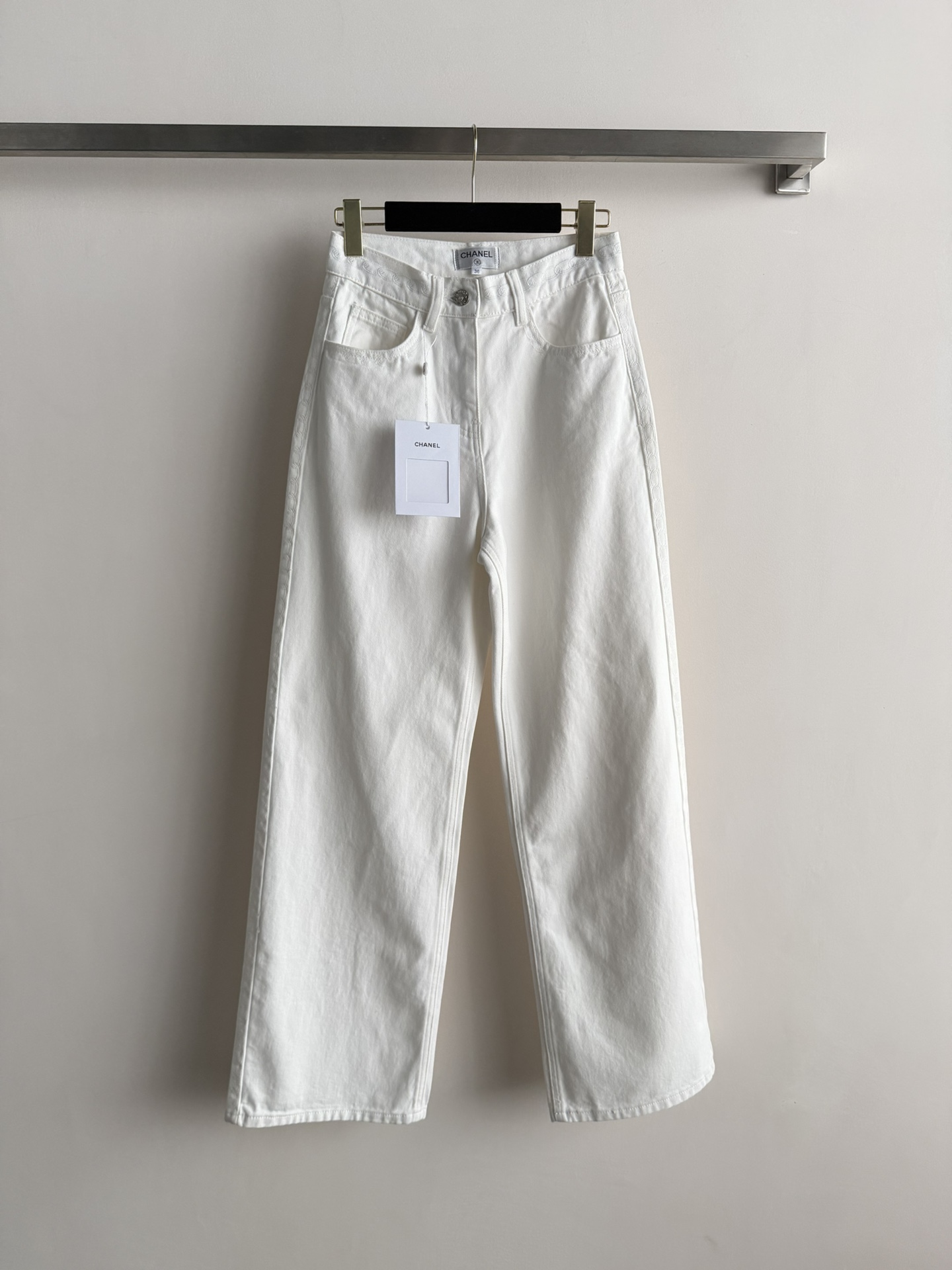 NO:735791,Chane*2026SS early spring new product series // Retro white high-waisted denim trousers with high-waisted tailoring design, using heavy-weight washed denim fabric, with both stiffness and softness, super versatile SML,,chanel,19860909Chane*2026SS 早春新品系列//复古白色高腰牛仔长裤高腰剪裁设计、选用重磅水洗牛仔面料,兼具挺括感与柔软度,超级百搭SML,,chanel,,Women's clothing