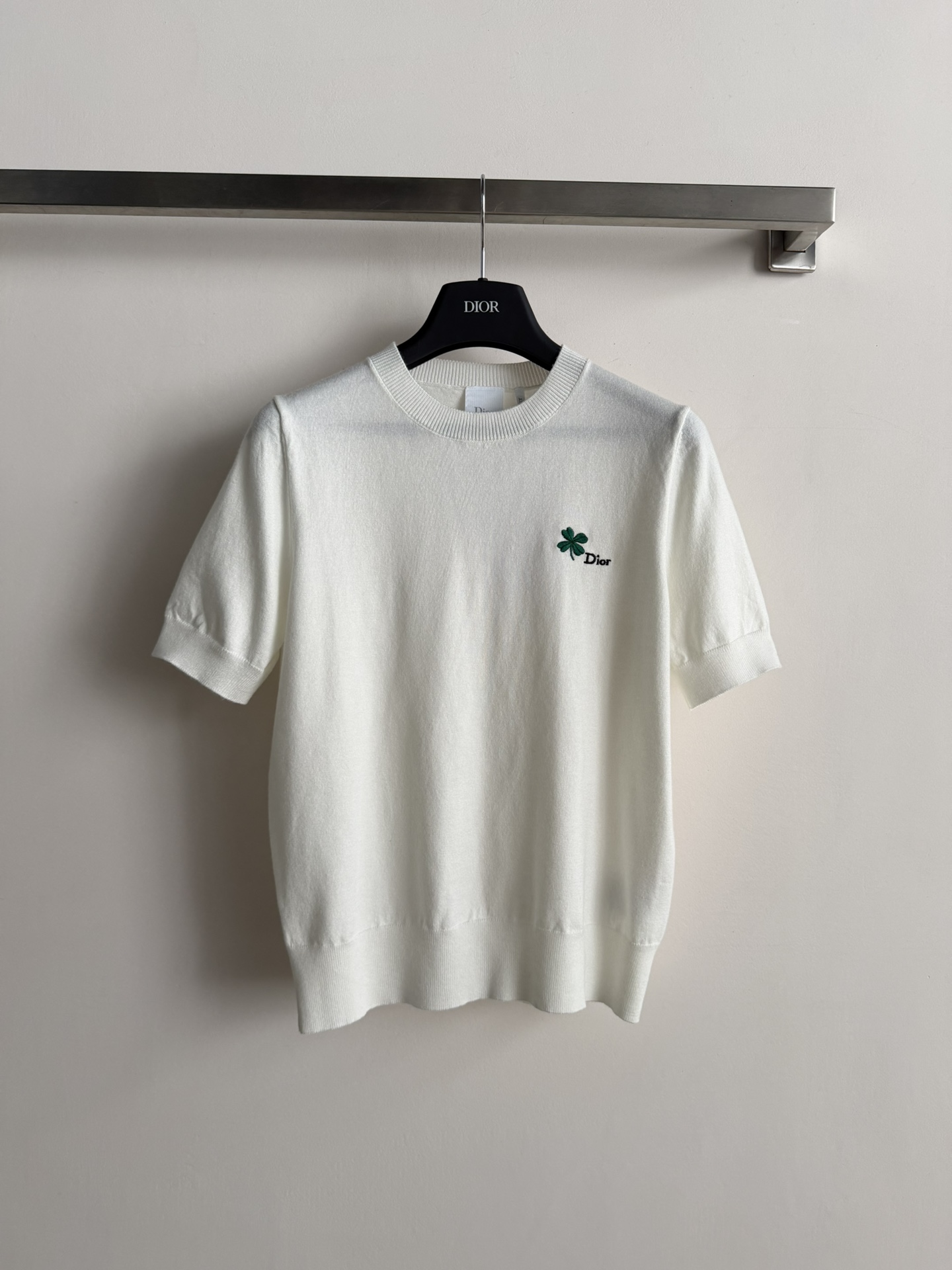 NO:735810,Dio*26ss series four-leaf clover embroidered knitted short-sleeve, made of soft knitted fabric, round neck design is simple and elegant, super comfortable to wear in spring and summer! Green four-leaf clover embroidery + 'Dior' wording on the left chest, perfect details, high recognition, loose version, can be worn alone or layered, can be easily used for commuting and leisure SML, dior, T-shirt,19860909Dio*26ss系列款四叶草刺绣针织短袖,采用柔软针织面料,圆领设计简约大方,春夏穿超舒服!左胸绿色四叶草刺绣+'Dior'字样,细节满分,辨识度超高,宽松版型,单穿或内搭都很OK,通勤休闲都能轻松驾驭SML,,dior,T-shirt,,Women's clothing