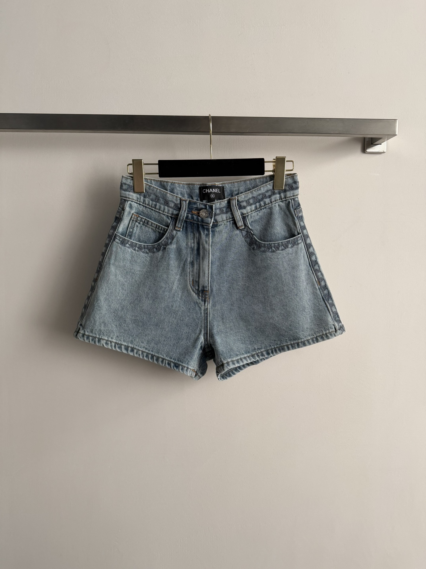 NO:736269,Chane*2026SS Early Spring New Product Series//Retro high-waisted denim shorts with high-waisted tailoring design, using heavy-weight washed denim fabric, with both stiffness and softness, super versatile SML,,chanel,shorts,19860909Chane*2026SS 早春新品系列//复古高腰牛仔短裤高腰剪裁设计、选用重磅水洗牛仔面料,兼具挺括感与柔软度,超级百搭SML,,chanel,shorts,,Women's clothing
