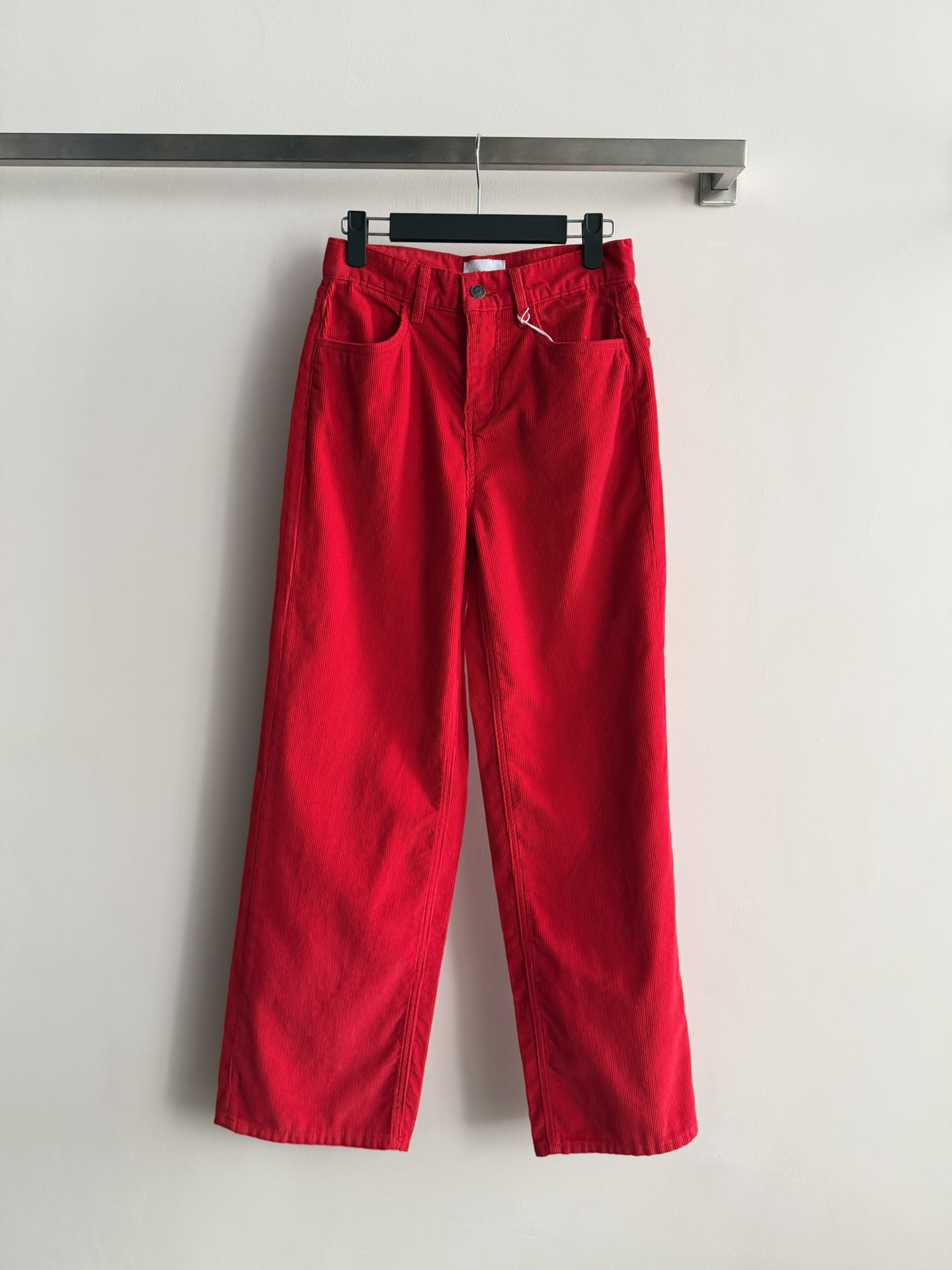 NO:736257,TheRow red high-waisted straight wide-leg pants are made of stretch cotton or denim fabrics. The loose silhouette shows straight legs and is super friendly to pear-shaped figures!  The high-waisted design elongates the proportion of the legs, making the legs appear taller and slimmer. The red color is super eye-catching and can be easily worn during festivals and daily life. It goes well with light-colored tops or items of the same color ~ The length of the trousers is just right, and it is fashionable with sports shoes or short boots. It is comfortable and versatile. It is a must-have item in the spring and summer wardrobe. SML, boots, sneakers,19860909TheRow红色高腰直筒阔腿裤,采用弹力棉或牛仔面料,宽松廓形超显腿直,对梨形身材超友好！高腰设计拉长腿部比例,显高显瘦.正红色超吸睛,节日、日常都能轻松驾驭,搭配浅色上衣或同色系单品都很出彩～裤脚长度刚好,配运动鞋或短靴都很时髦,舒适又百搭,是春夏衣橱必备单品ＳＭＬ,,boots,sneakers,,Women's clothing