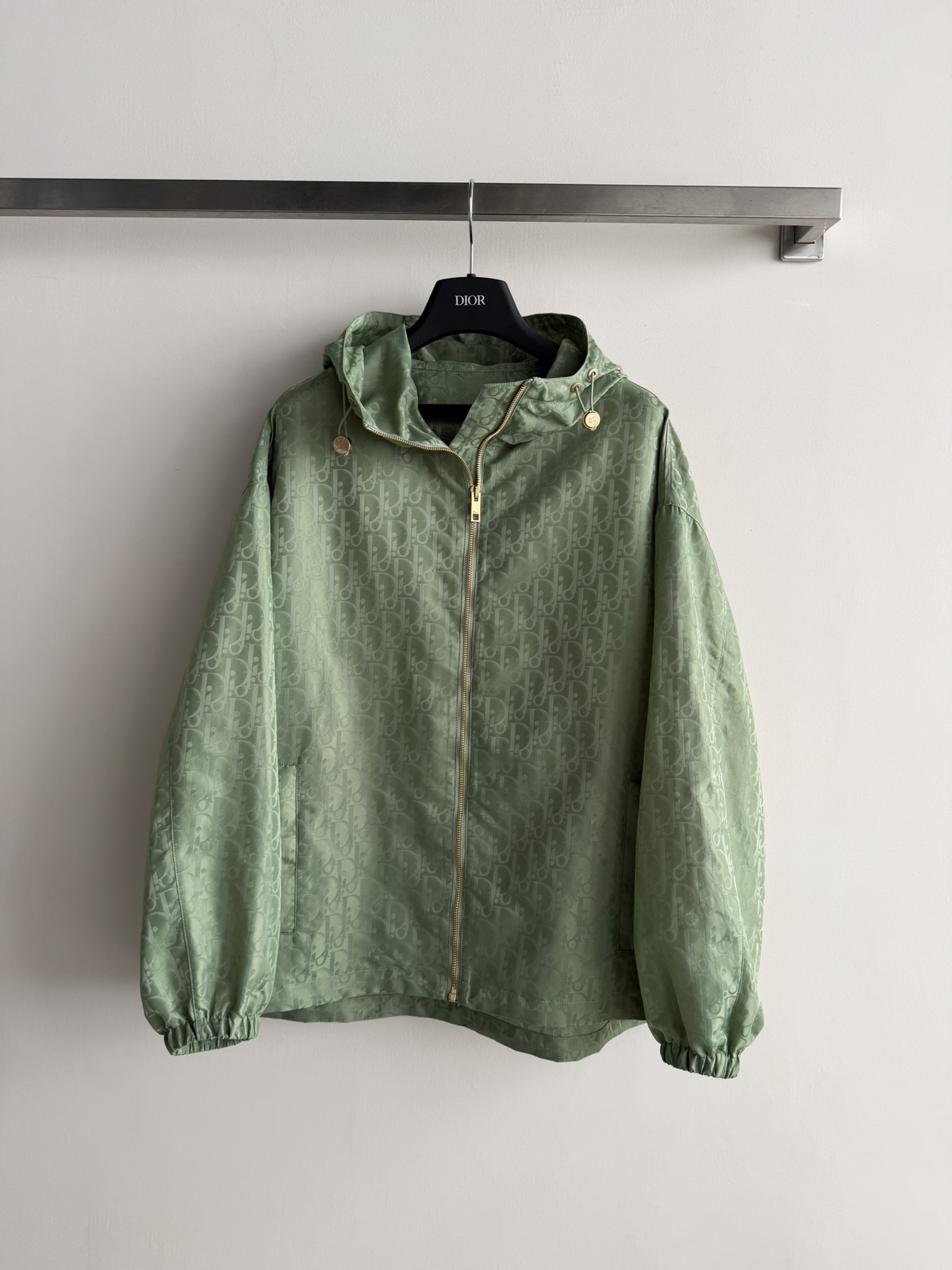 NO:736236,Dio*2026 early spring series presbyopic dark pattern hooded jacket, windproof fabric, low-key presbyopic dark pattern super recognizable!  The metal zipper + hood design is practical and fashionable. The cuffs are elasticated and comfortable to wear. It can be easily used for daily commuting and outdoor use. It looks great with jeans or skirts. It is easy to get a high-end look. SML, dior, skirts, jeans, jackets & coats, hats,19860909Dio*2026早春系列老花暗纹连帽冲锋衣外套,防风面料,低调老花暗纹超有辨识度！金属拉链+连帽设计,实用又时髦,袖口松紧收口,穿着舒适.日常通勤、户外都能轻松驾驭,搭配牛仔裤或裙装都很出彩,轻松get高级感穿搭ＳＭＬ,,dior,skirts,jeans,jackets & coats,hats,,Women's clothing