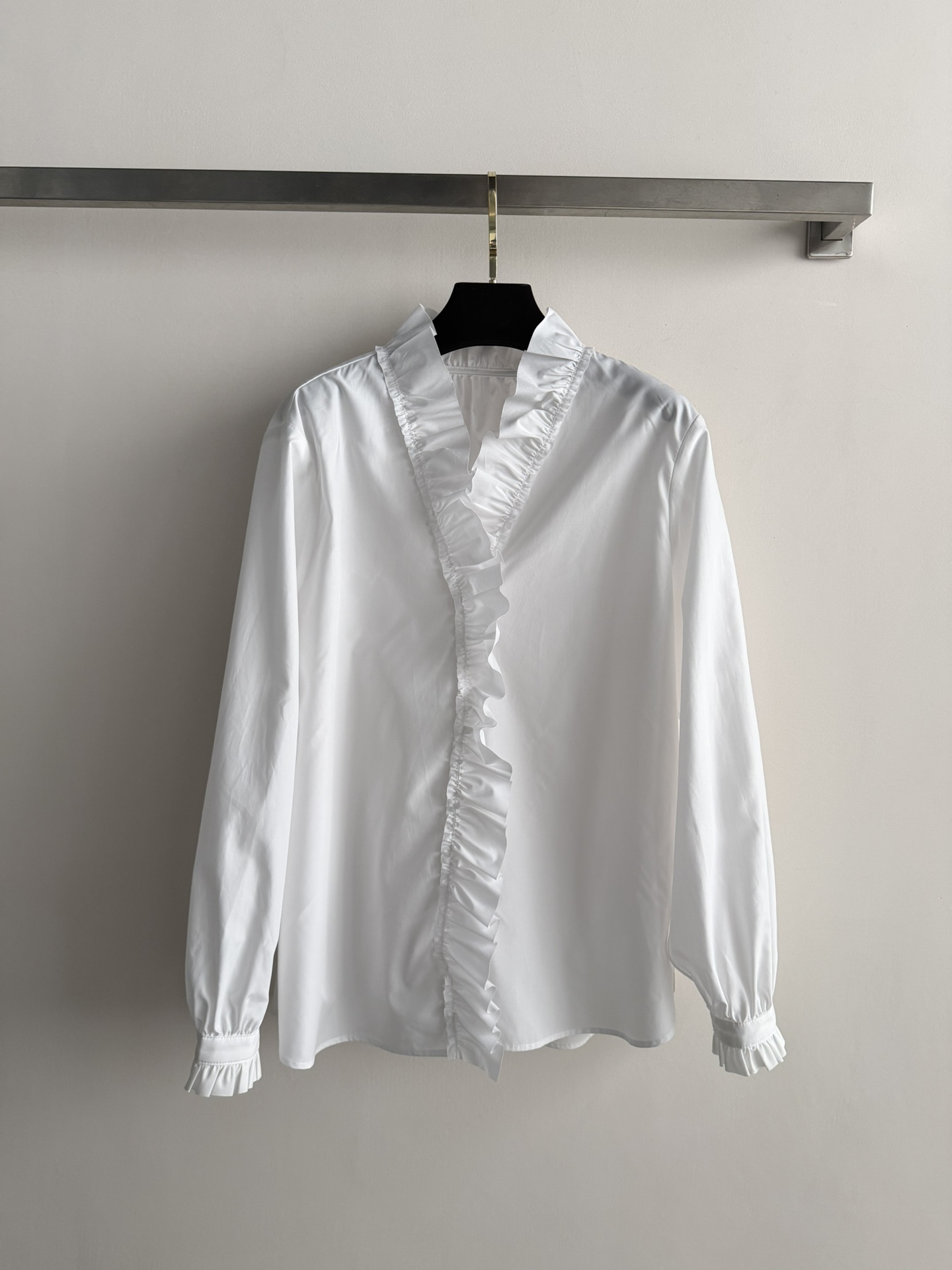 NO:736249,The new 26SS fungus long-sleeved shirt V-neck fungus lace design and tailoring Customized cuff pleats French retro style Elegant temperament Regular fit is simple and not picky Whether worn alone or paired with a jacket, it is fashionable and versatile, a must-have for daily commuting SML-,,jackets & coats,shirts,19860909新款26SS木耳边长袖衬衫V领木耳花边设计剪裁 袖口褶皱定制 法式复古风 气质优雅 常规版型简约不挑人 不管是单穿还是搭配外套都是时髦百搭日常通勤必备款SML-,,jackets & coats,shirts,,Women's clothing