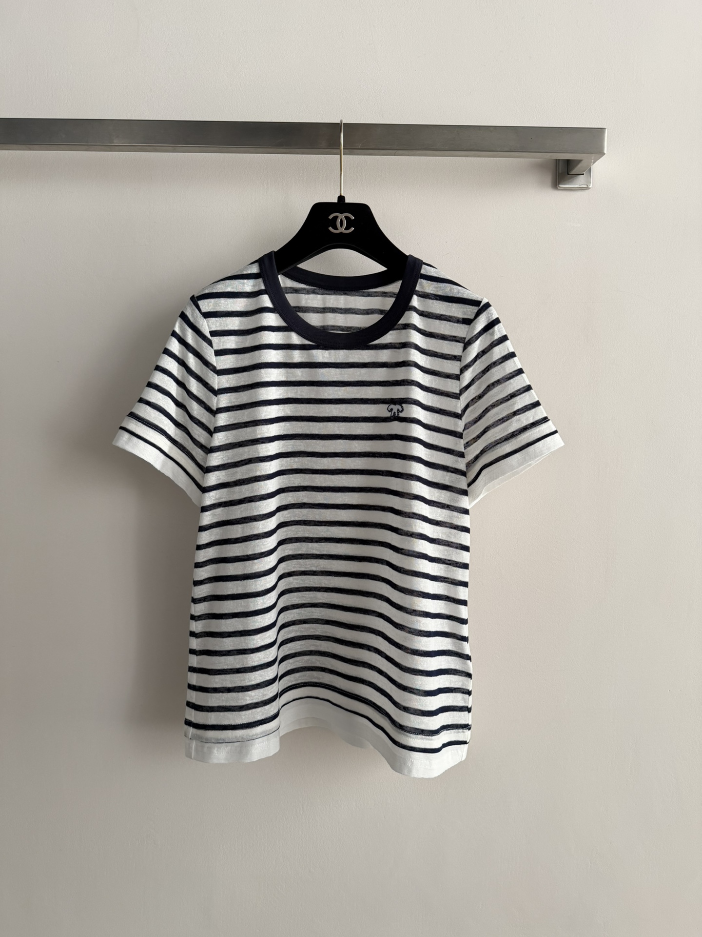 NO:736265,26SS new striped round neck short-sleeved T-shirt, with classic blue and white striped design, soft and breathable material, super comfortable to wear in summer!  Loose fit + contrasting round neck, simple and detailed. The small embroidery on the chest is super interesting, and can be easily used for daily commuting and leisure. It is versatile to wear alone or inside, and you can easily get the Korean casual style~SML,, T-shirt, tees, t-shirt,1986090926SS新款条纹圆领短袖T恤,采用经典蓝白条纹设计,材质柔软透气,夏天穿超舒服！宽松版型+撞色圆领,简约又有细节感计.胸前小刺绣超有趣,日常通勤、休闲都能轻松驾驭,单穿或内搭都很百搭,轻松get韩系休闲风~SML,,T-shirt,tees，t-shirt,,Women's clothing