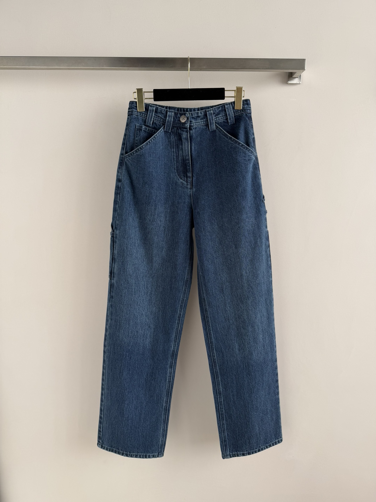 NO:736659,CHANE*26SS new high-waisted jeans, with a loose and neat fit, side pocket design, and an overall fresh and lazy style, suitable for spring and summer seasons. They are a versatile basic style, simple and high-end, and can easily create a 'relaxed' outfit, especially suitable for girls who pursue simplicity, comfort and fashion. SML,,chanel,jeans,19860909CHANE*26SS新款高腰牛仔裤,版型宽松利落,侧边口袋设计,整体风格清新慵懒,适合春夏季节穿搭.它属于百搭基础款,简单自带高级感,能轻松打造“松弛感”穿搭,尤其适合追求简约、舒适又不失时髦感的女生.SML,,chanel,jeans,,Women's clothing