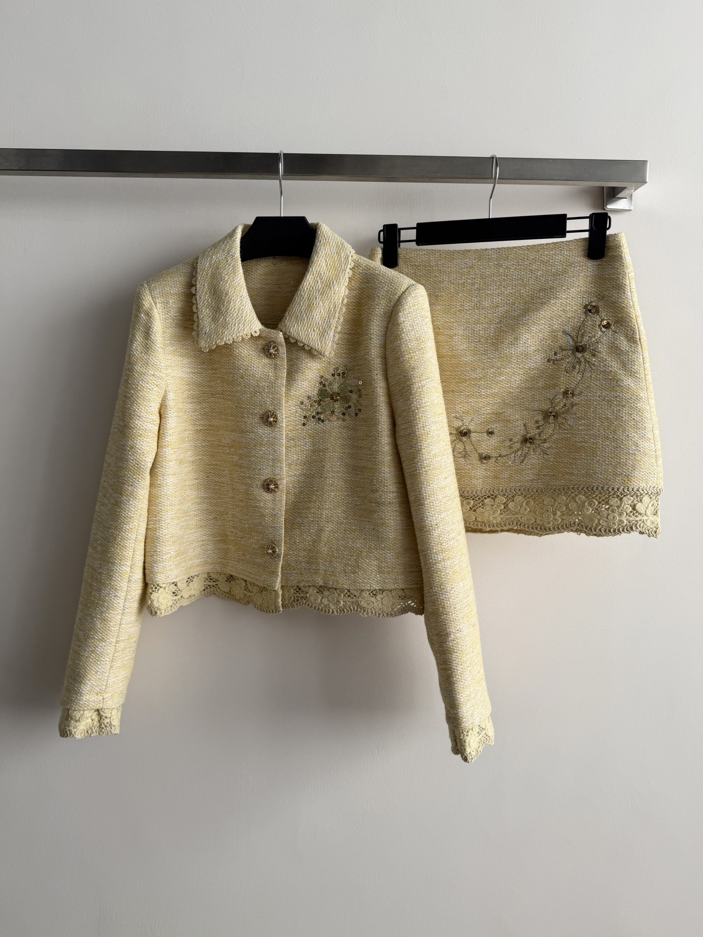 NO:736654,The new style embroidered tweed suit. This tweed suit includes a short jacket + a high-waisted skirt. The fabric is embroidered with sequined flowers, giving it a perfect retro feel. The lapel of the jacket + pearl buttons are exquisite in detail. The skirt is embroidered in the same color, and the lace edges are super layered. The tweed material is warm and stylish, and is very suitable for autumn and winter. It can be easily used for commuting, parties, and formal occasions. Pair it with high heels or pearl jewelry to show your temperament!  SML,,high heels,skirts,jackets & coats,19860909新款小香风刺绣粗花呢套装,这套粗花呢套装包含短款外套+高腰半裙,面料配亮片花卉刺绣,优雅复古气质满分十.外套翻领+珍珠纽扣,细节精致；半裙同色刺绣呼应,蕾丝边超有层次感.粗花呢材质保暖有型,秋冬穿超合适,通勤、聚会、正式场合都能轻松驾驭,搭配高跟鞋或珍珠饰品更显气质骨！SML,,high heels,skirts,jackets & coats,,Women's clothing