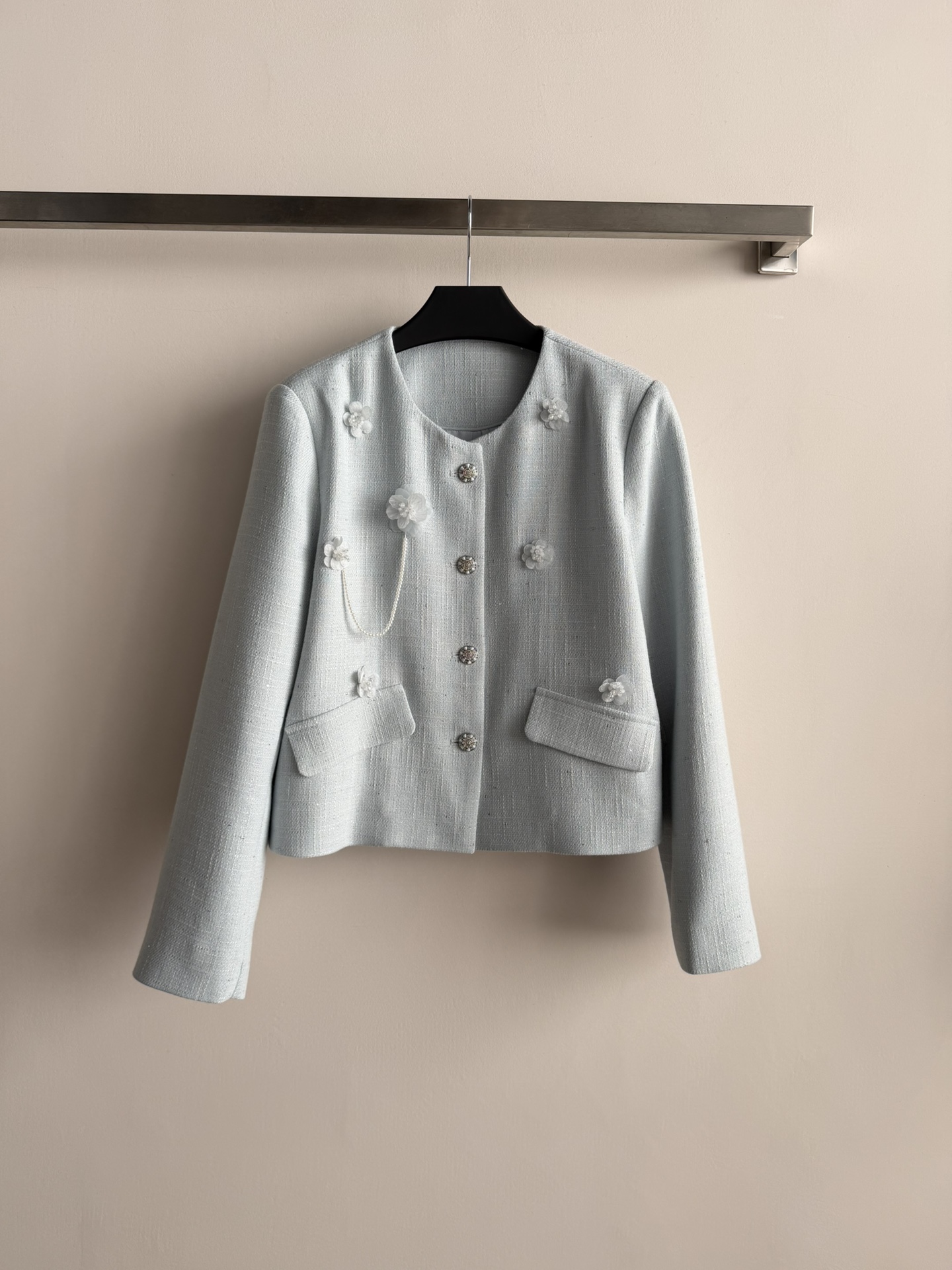 NO:736649,New light blue small fragrant jacket, this light blue small fragrant jacket is made of tweed material, the texture is crisp and stylish, the short design shows the waistline, elegant and practical. Three-dimensional flowers + diamond buttons + pearl chain, perfect details, full of sophistication!  The round neck is simple and elegant, and can be easily used for commuting, dating, and formal occasions. The light blue tone is fresh and soft, and paired with a skirt of the same color or a white inner layer, it will give you a gentle and elegant style!  SML,,skirts,jackets & coats,19860909新款浅蓝色小香风外套,这款浅蓝色小香风外套采用粗花呢材质,质地挺括有型,短款设计超显腰线,优雅又实用计.立体花朵+镶钻纽扣+珍珠链条,细节满分,精致感拉满！圆领简约大方,通勤、约会、正式场合都能轻松驾驭.浅蓝色调清新柔和,搭配同色半裙或白色内搭,温柔千金风！SML,,skirts,jackets & coats,,Women's clothing