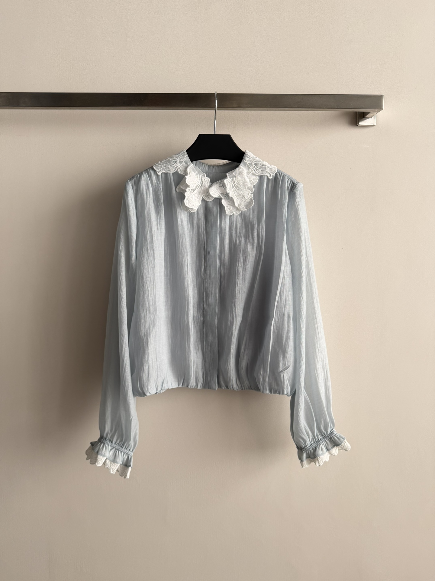 NO:736646,New lace long-sleeved shirt, light and breathable fabric, super comfortable in early spring! Sweet lace collar + invisible single-breasted design, exquisite lace on the cuffs and neckline, full of gentle temperament. Versatile and not picky, it looks elegant when paired with skirts or high-waisted pants ~ perfect for daily life or dates! 3 colors SML,,skirts,19860909新款蕾丝花边长袖衬衣,轻薄透气面料,早春超舒服!甜美花边领+隐形单排扣设计,袖口和领口精致花边,温柔气质满分.百搭不挑人搭配裙装或高腰裤都很优雅~日常或约会都很适合哦!3色SML,,skirts,,Women's clothing